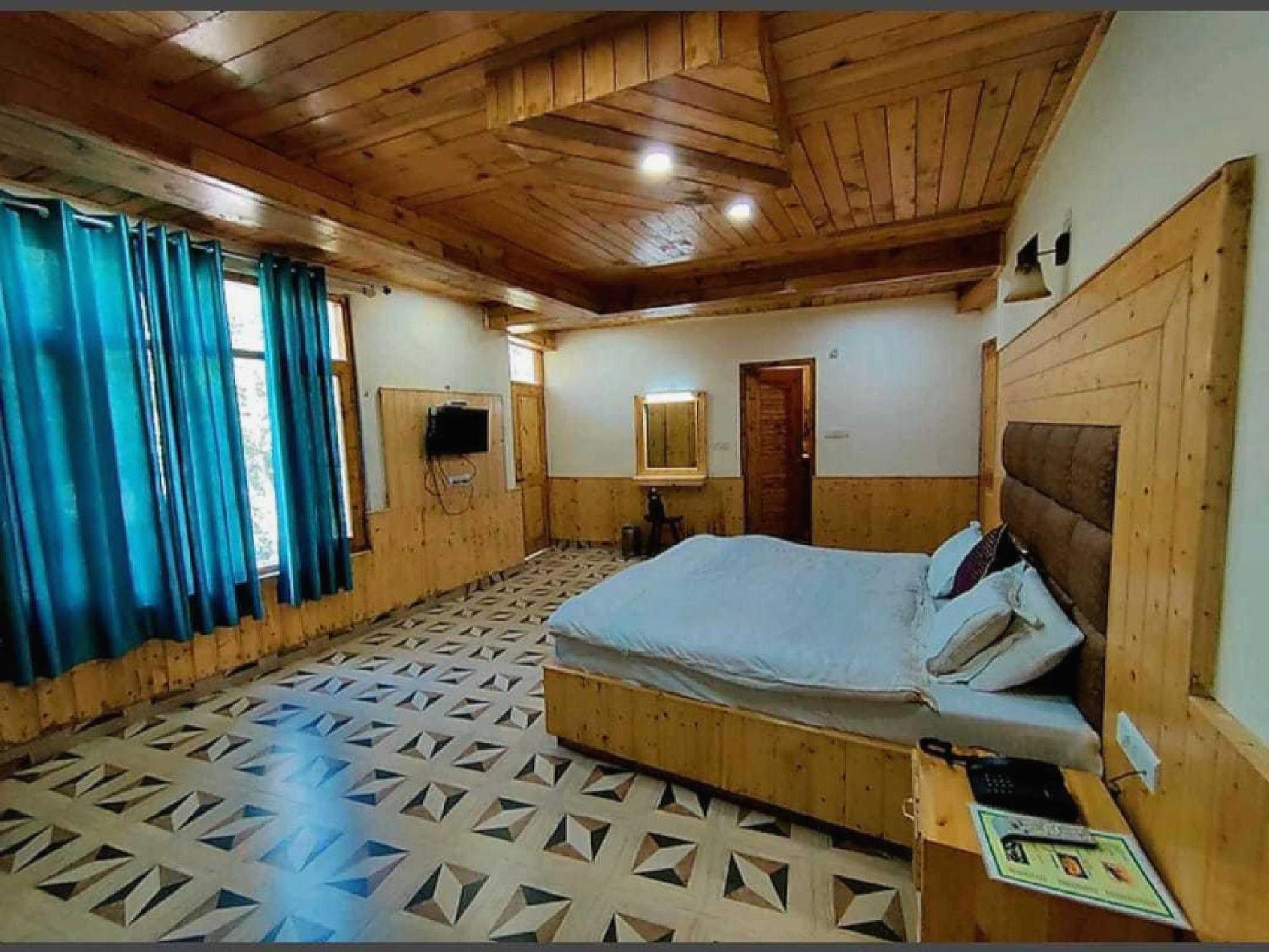 Hotel O Antriksh Manali (Himachal Pradesh)