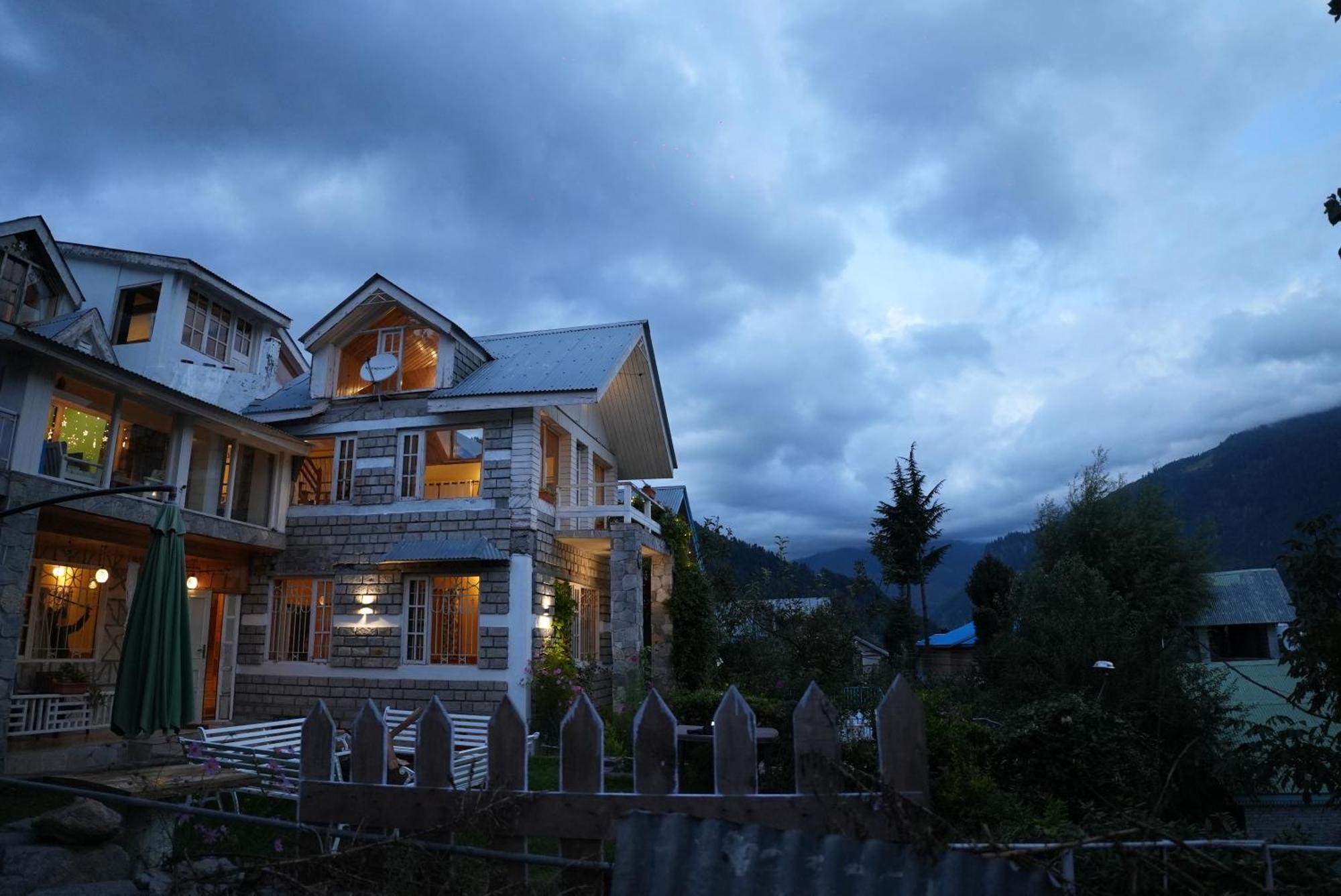 Hotel Westwoodvilla By Edenhomes