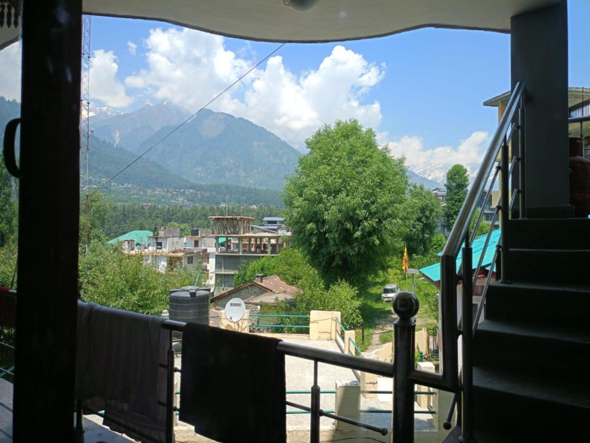 Apple * Manali (Himachal Pradesh)