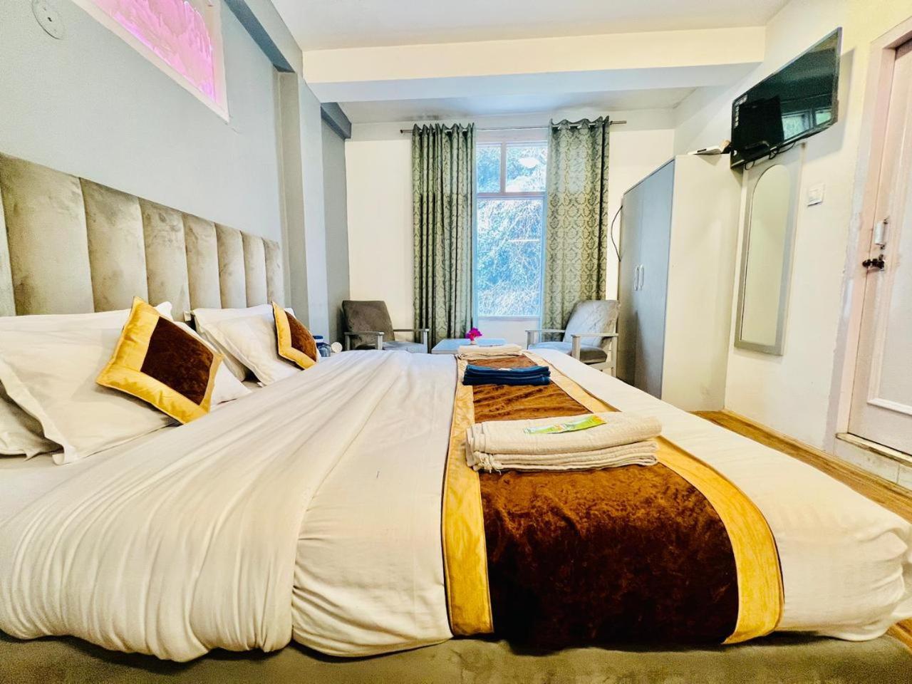 Hotel The Sliver Land # Mountain View # River View # Near Volvo Bus Stand # Family # Open Terrace 3*