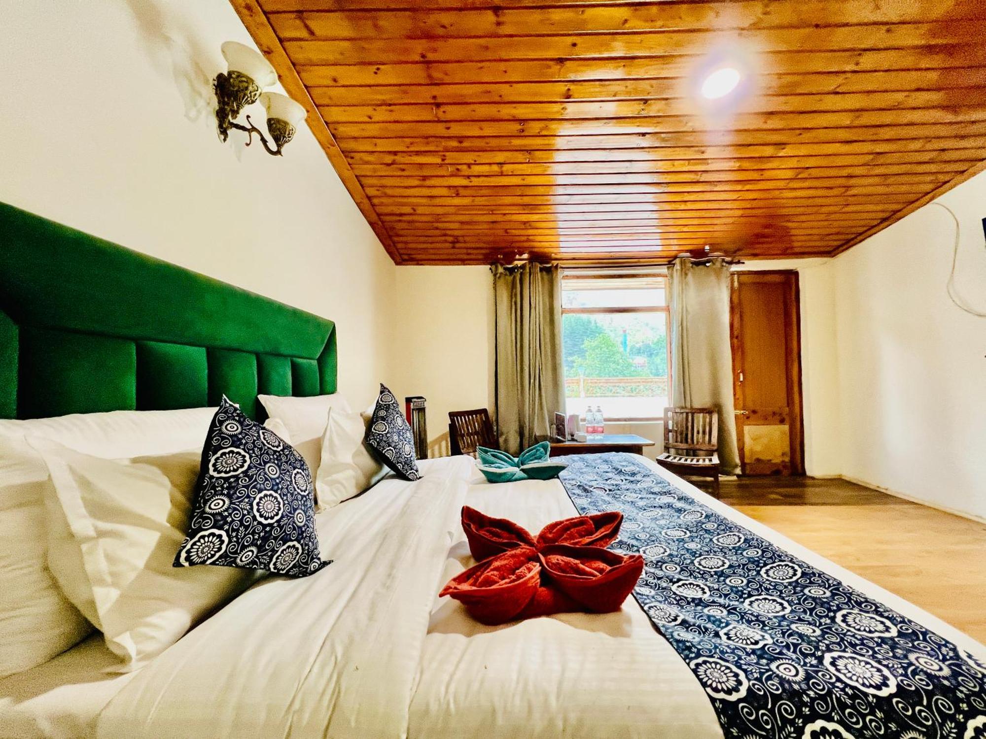 The Sliver Land # Mountain View # River View # Near Volvo Bus Stand # Family # Open Terrace Manali (Himachal Pradesh)