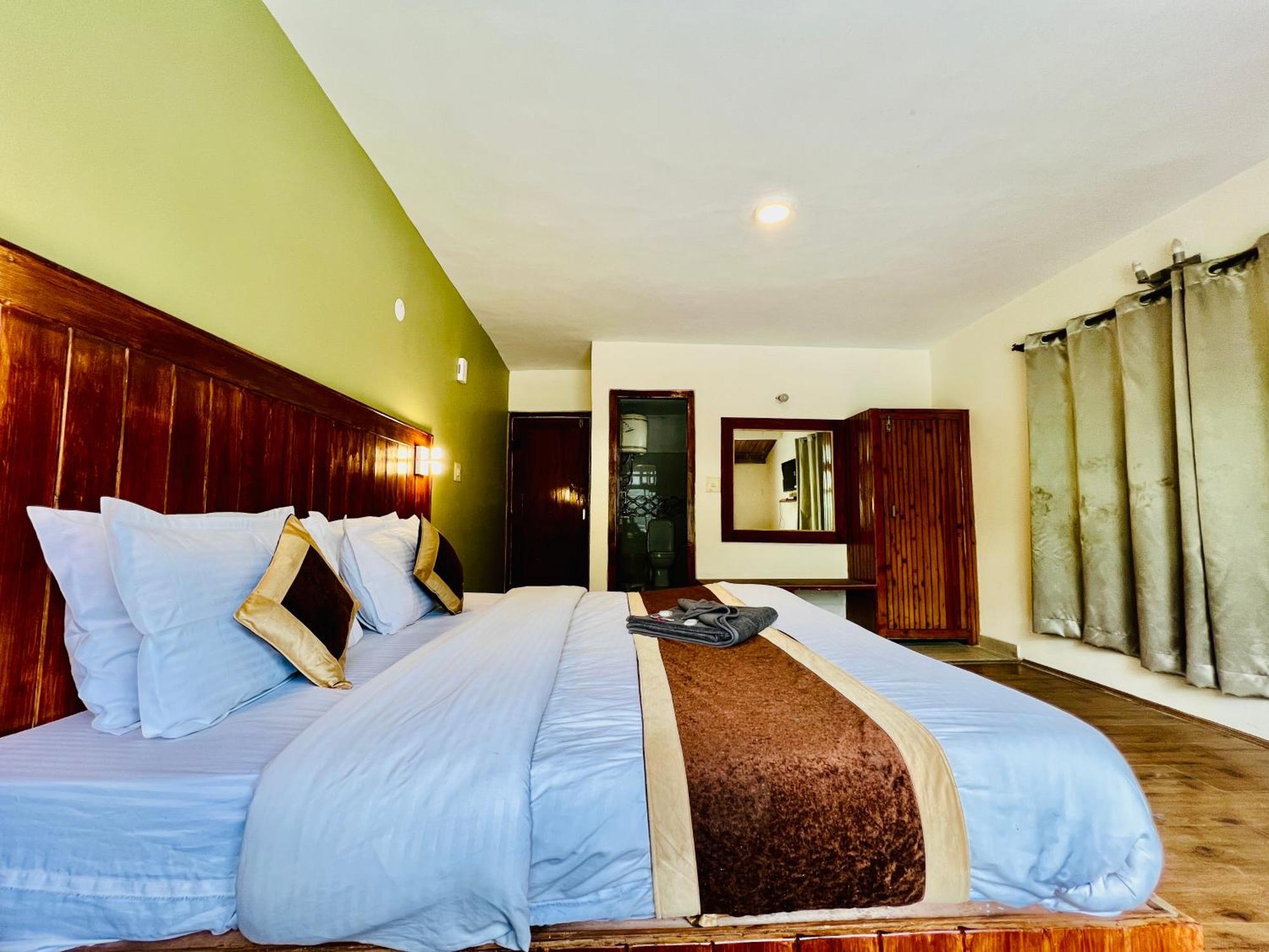 The Sliver Land # Mountain View # River View # Near Volvo Bus Stand # Family # Open Terrace Hotel
