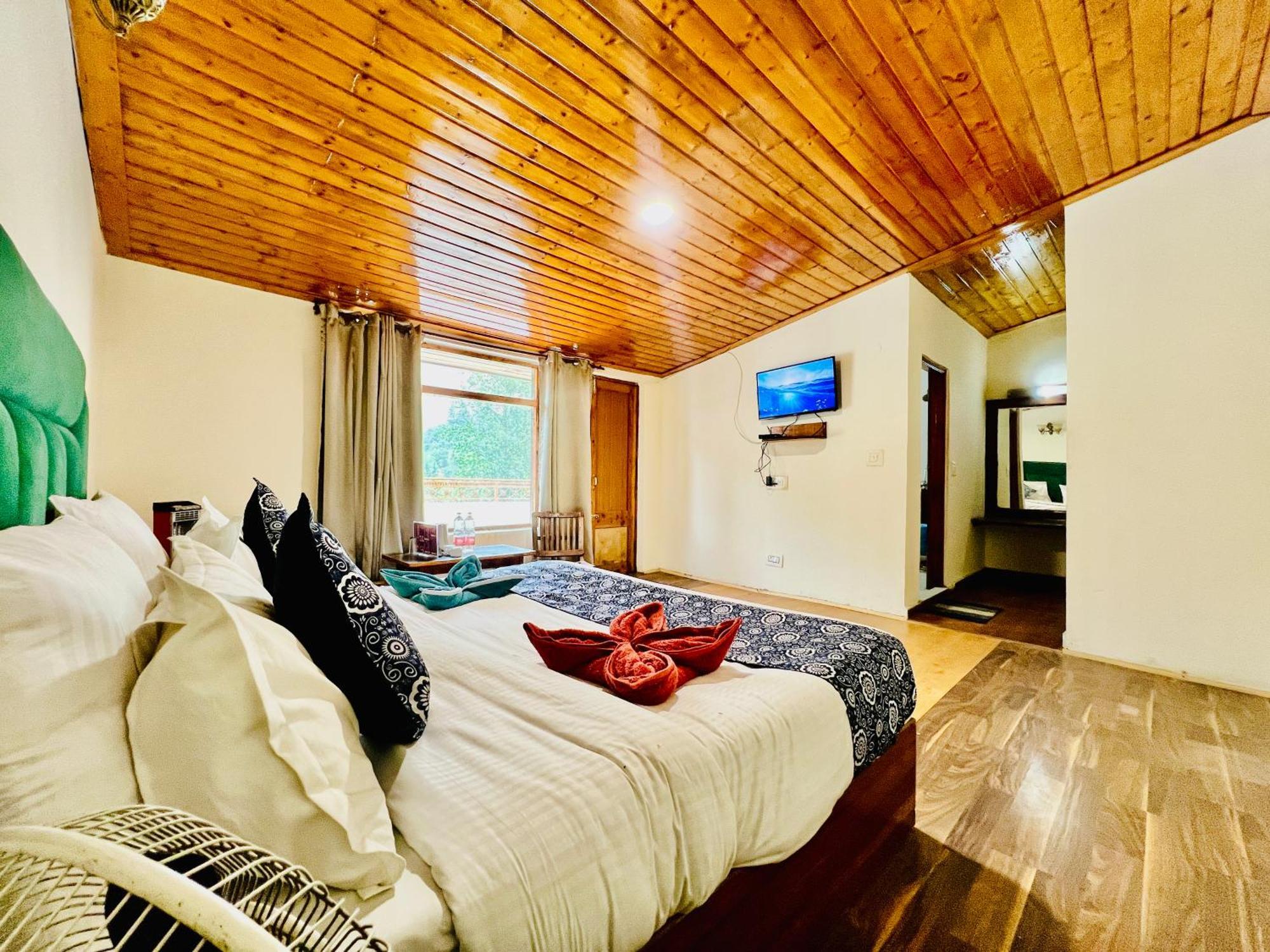 Hotel The Sliver Land # Mountain View # River View # Near Volvo Bus Stand # Family # Open Terrace 3*