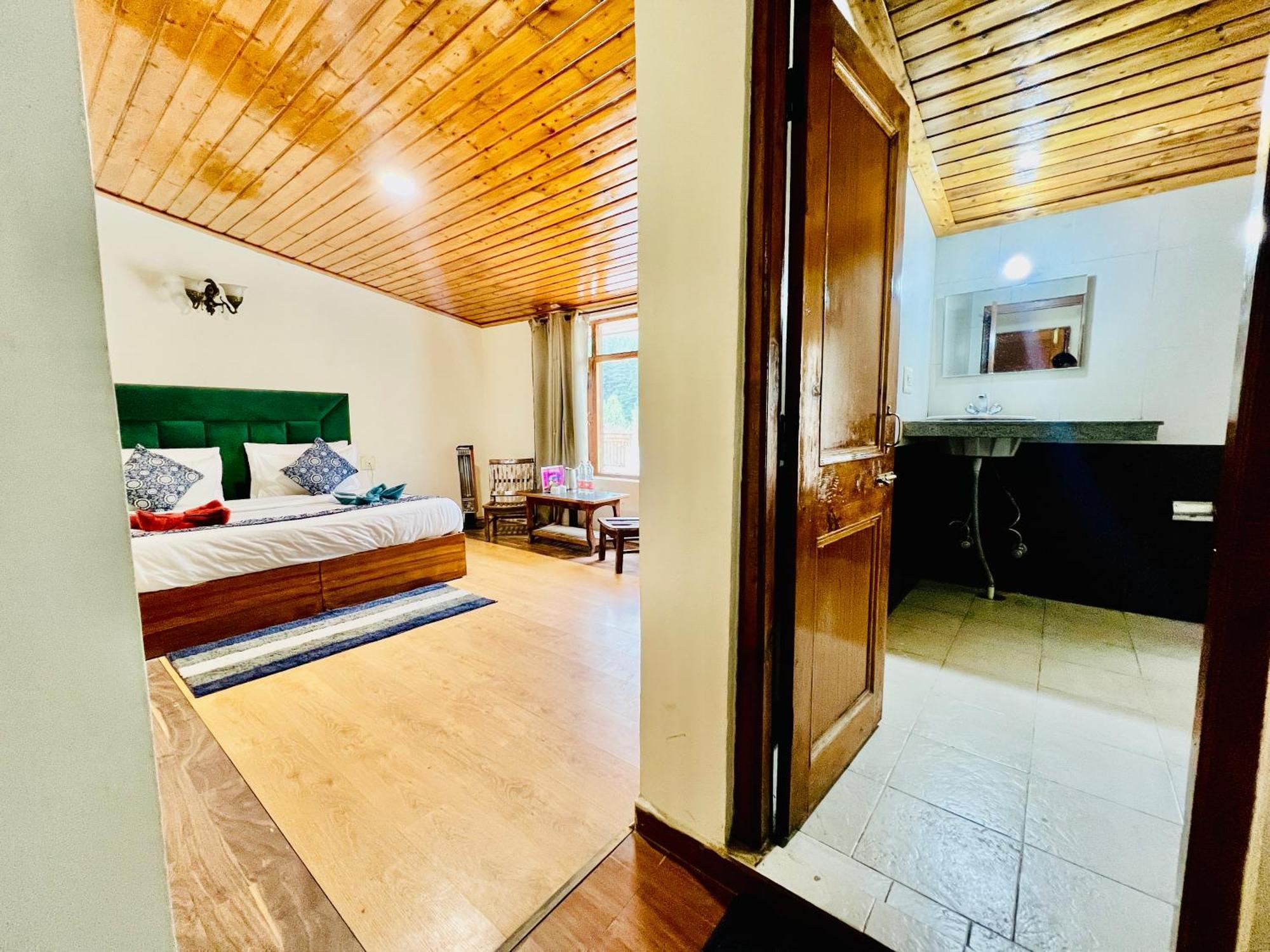 Hotel The Sliver Land # Mountain View # River View # Near Volvo Bus Stand # Family # Open Terrace 3*