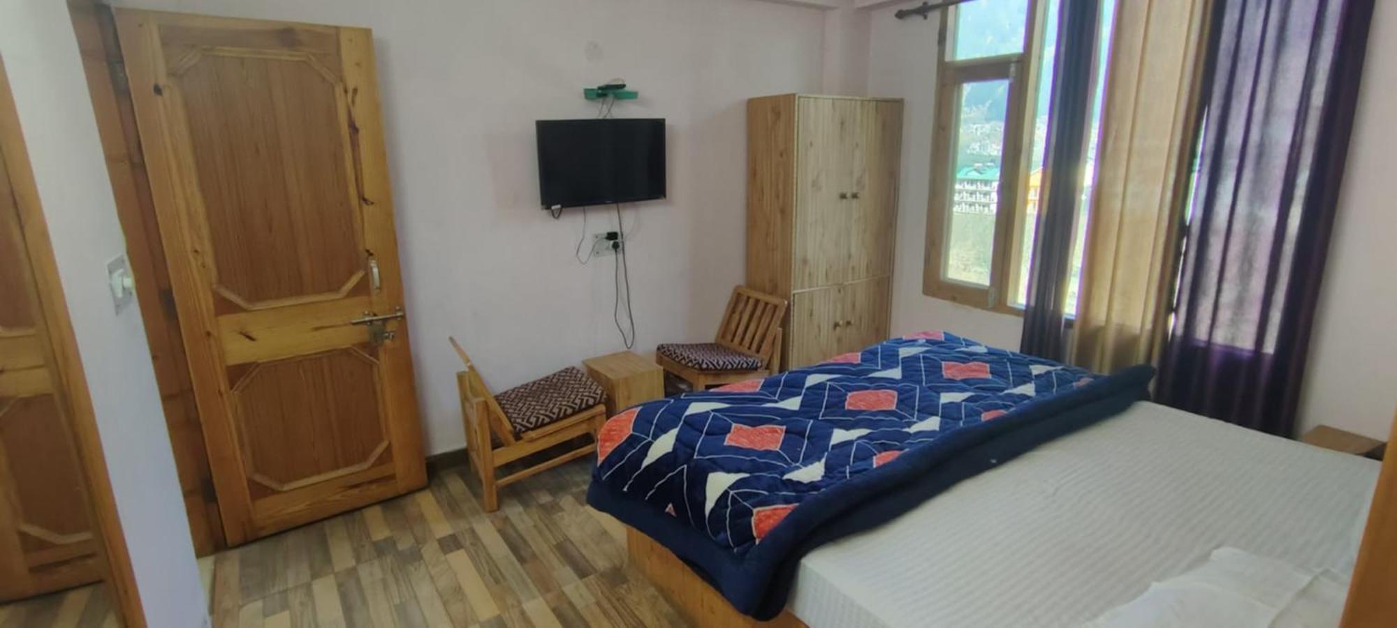 Om * Manali (Himachal Pradesh)