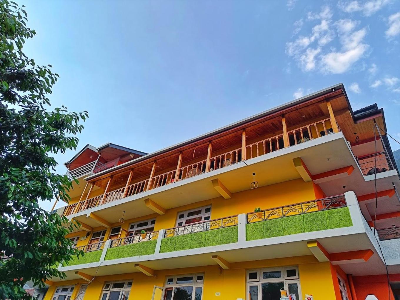 Homestay Leela *