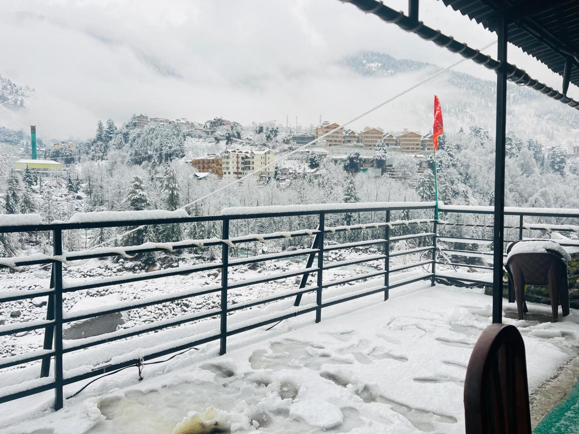 Silver Land With Mountain View - A River Side Hostel