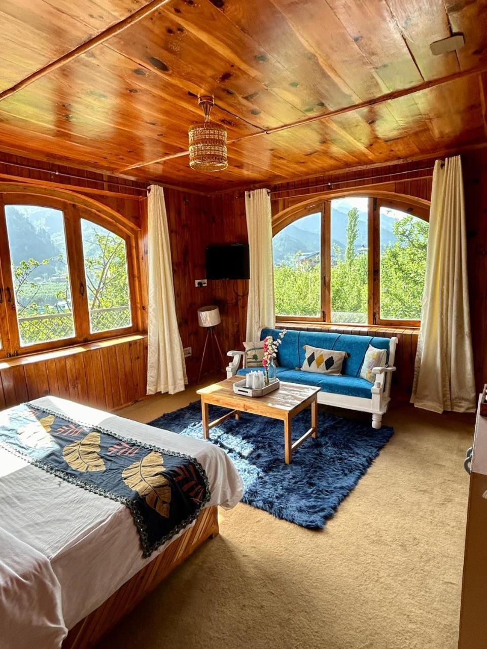 Woodshed Hotel 4*