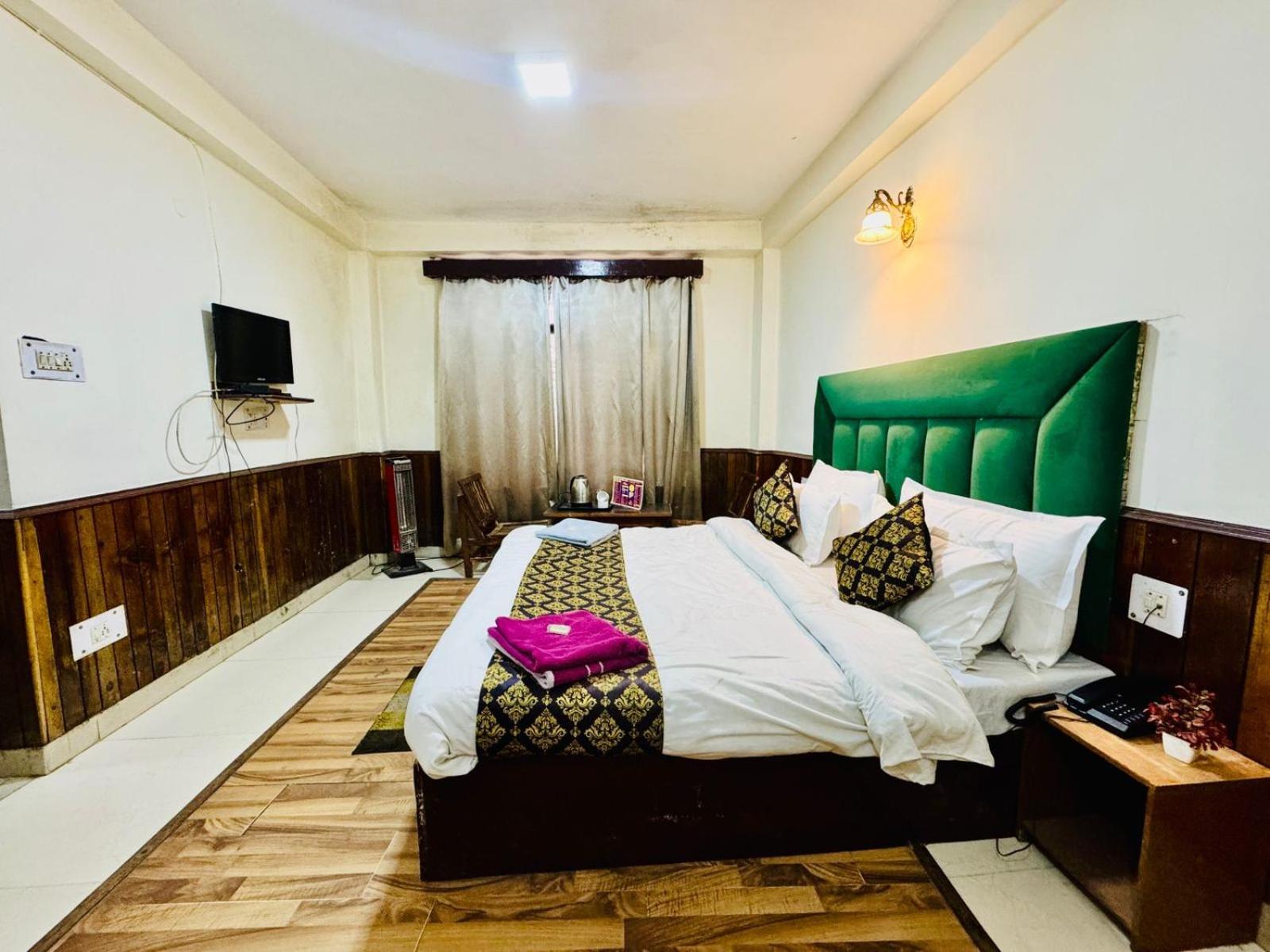 Hostel Silver Land With Mountain View - A River Side Manali (Himachal Pradesh)