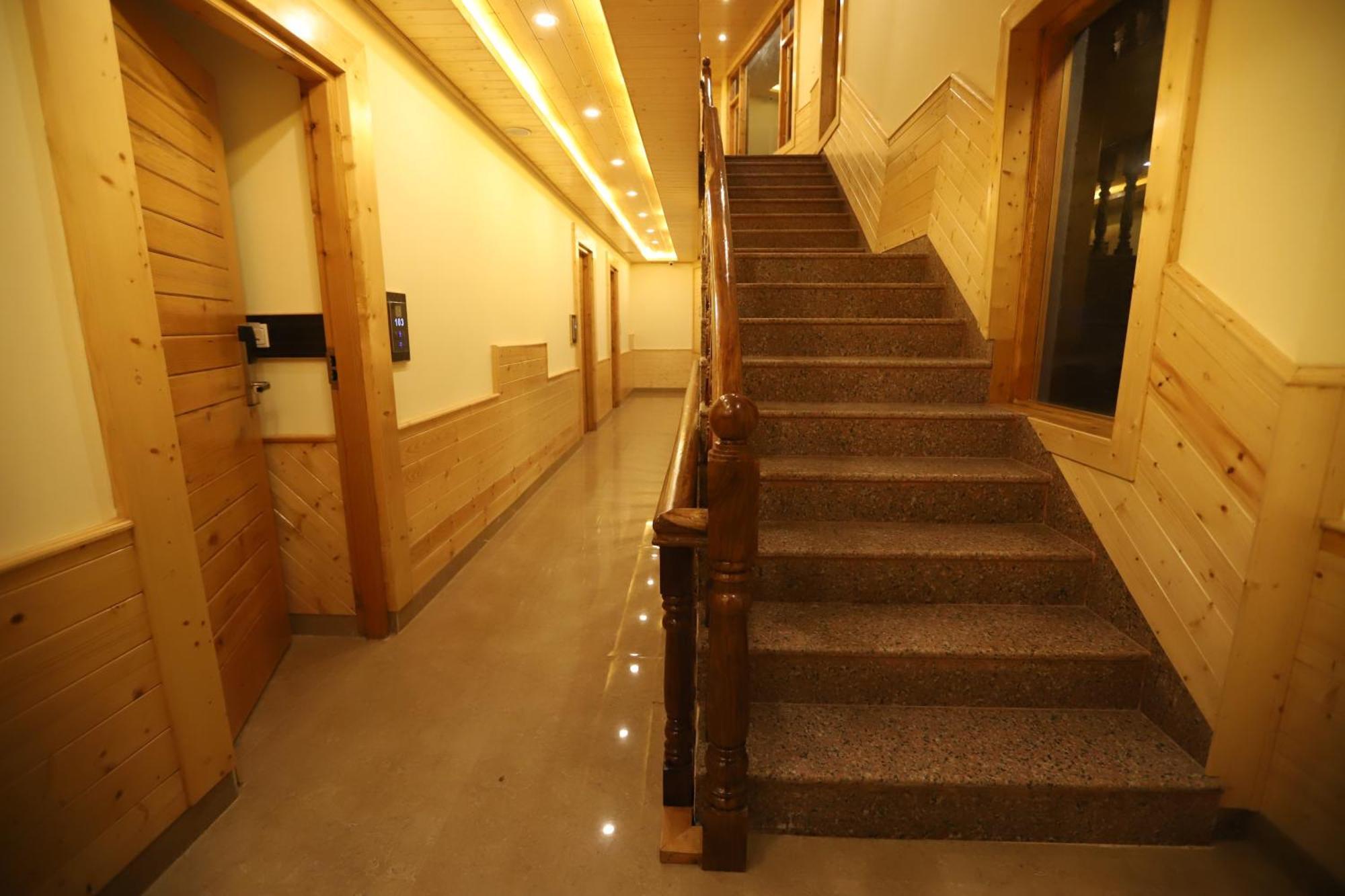 Hotel Calux Golden Woods Manali 3*