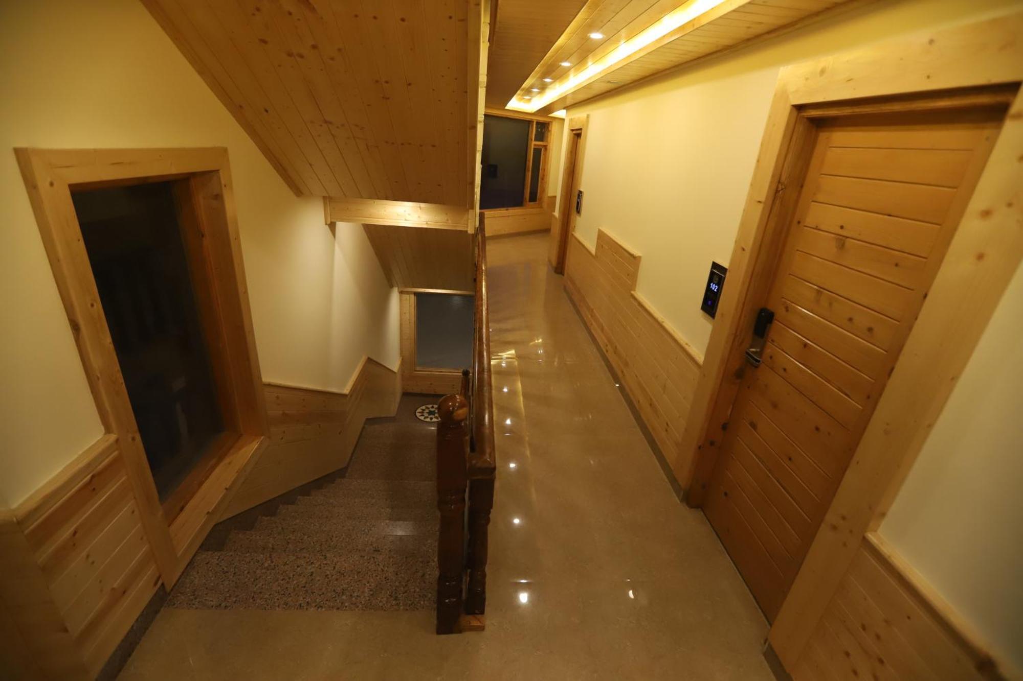 Hotel Calux Golden Woods Manali Manali (Himachal Pradesh)