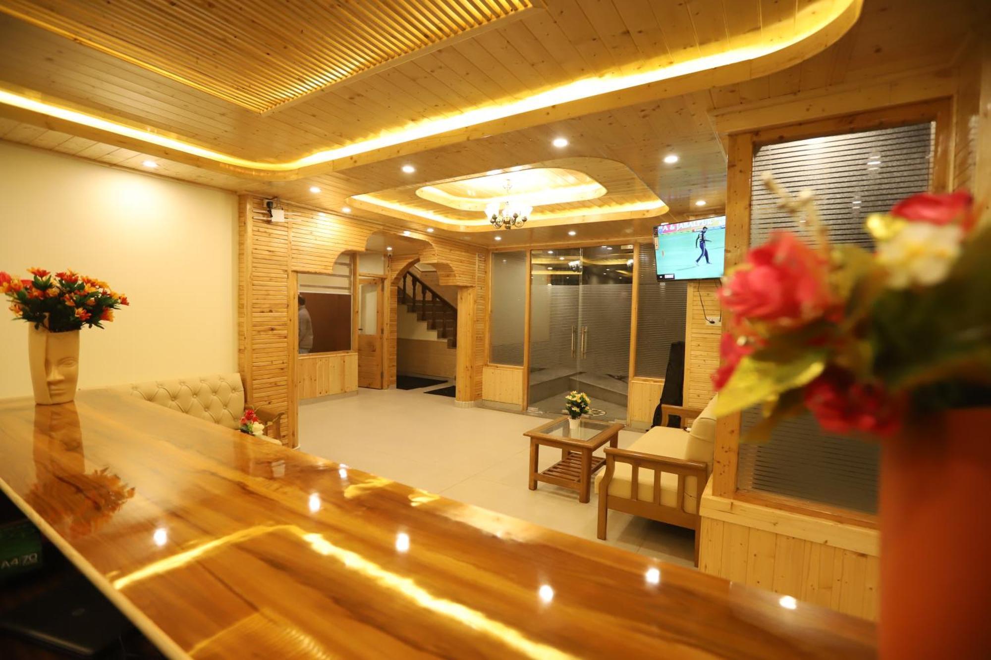 Hotel Calux Golden Woods Manali
