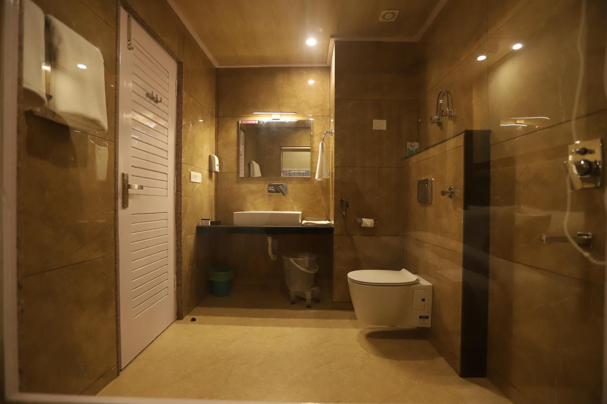 Calux Golden Woods Manali Hotel