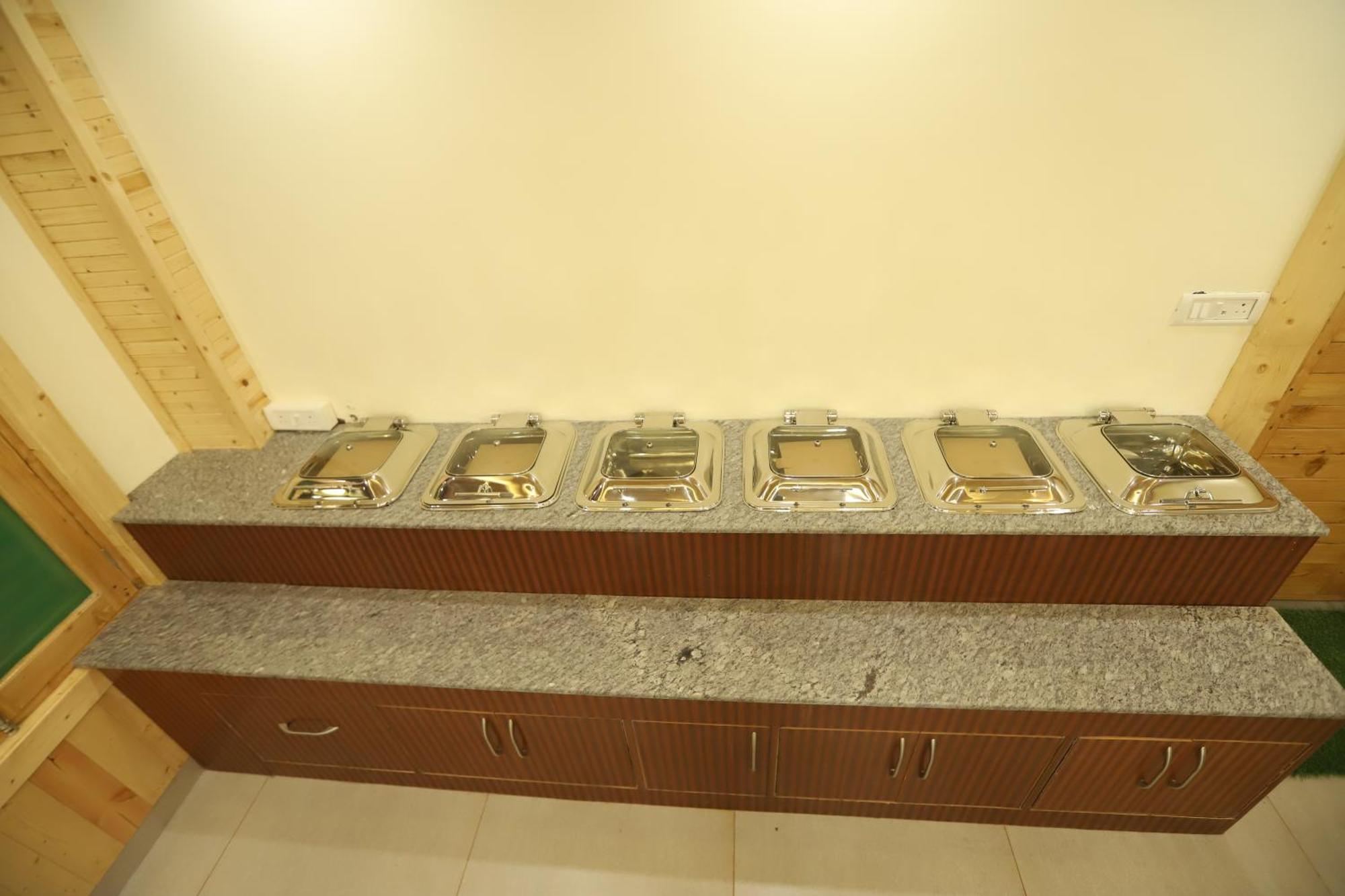 Hotel Calux Golden Woods Manali