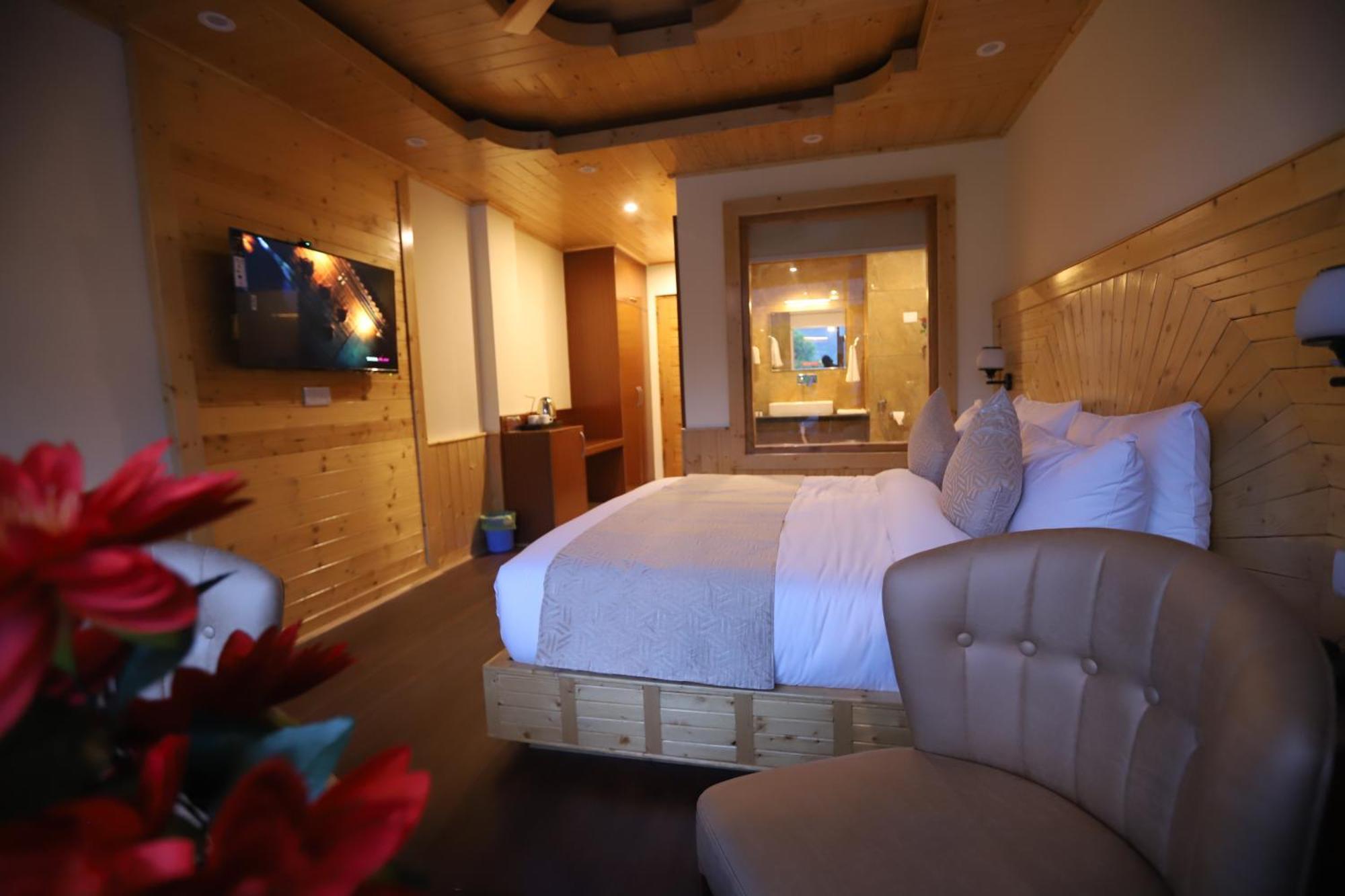 Calux Golden Woods Manali Hotel 3*