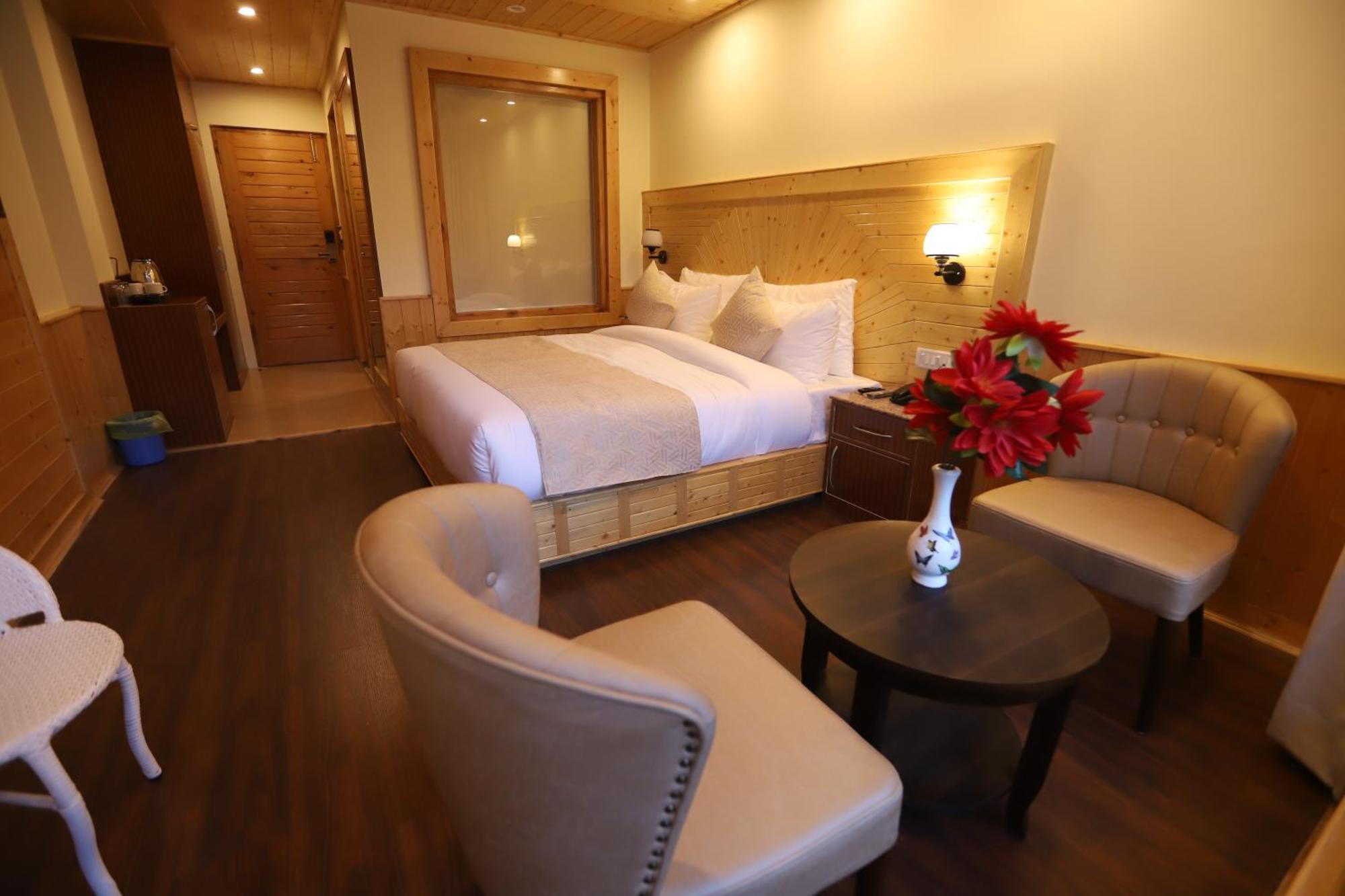 Hotel Calux Golden Woods Manali 3*