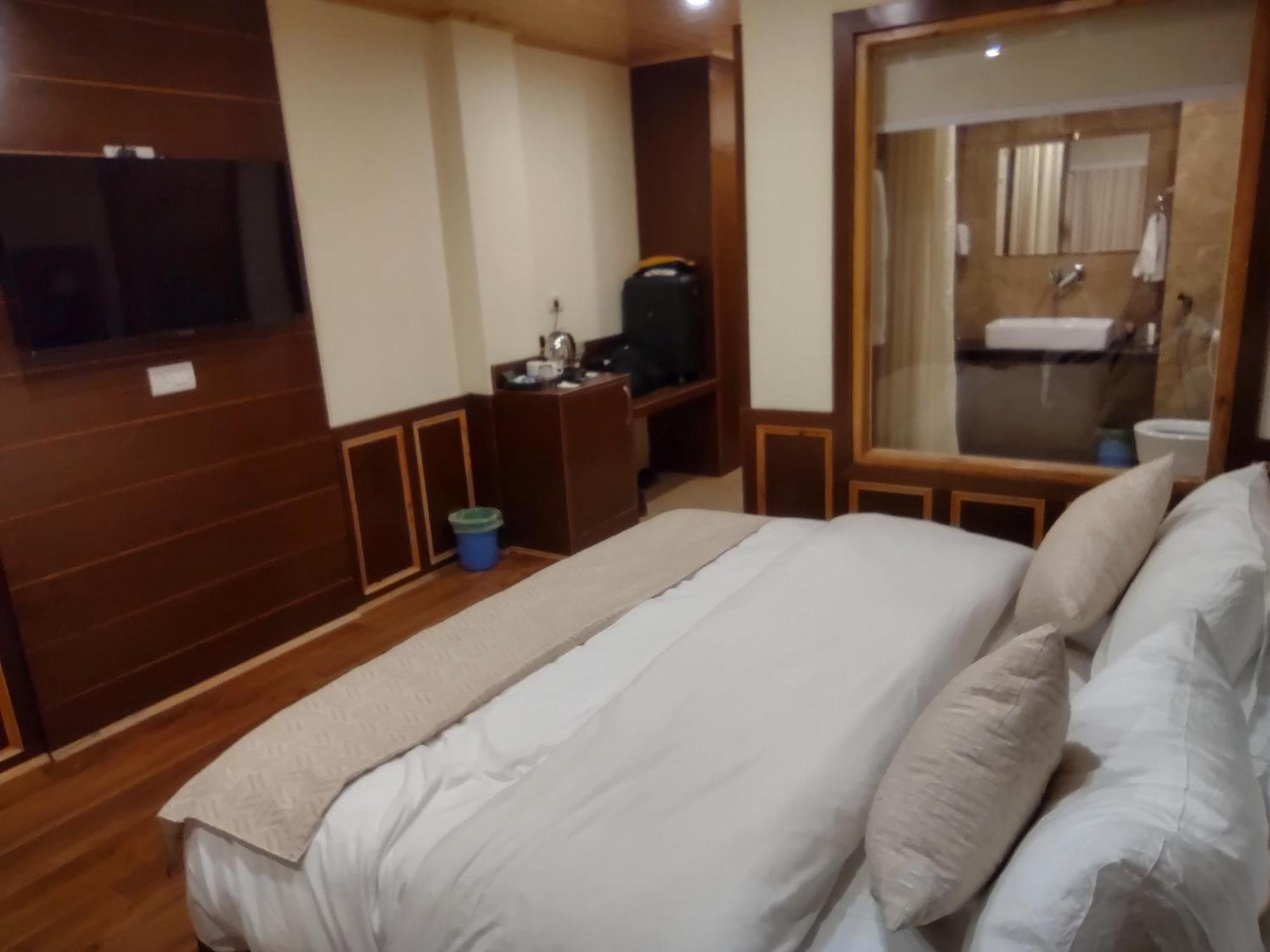 Calux Golden Woods Manali Hotel Manali (Himachal Pradesh)