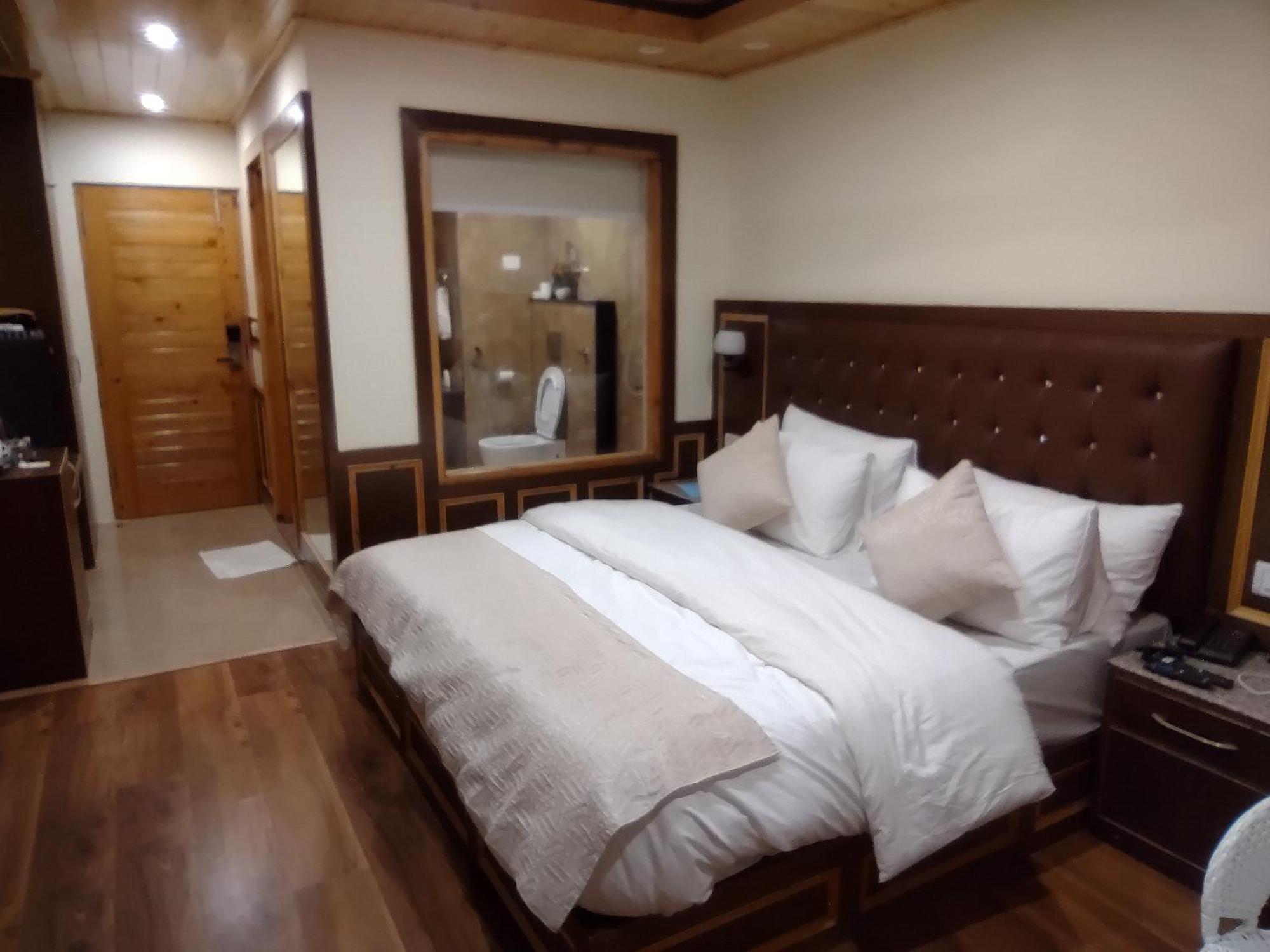 Hotel Calux Golden Woods Manali