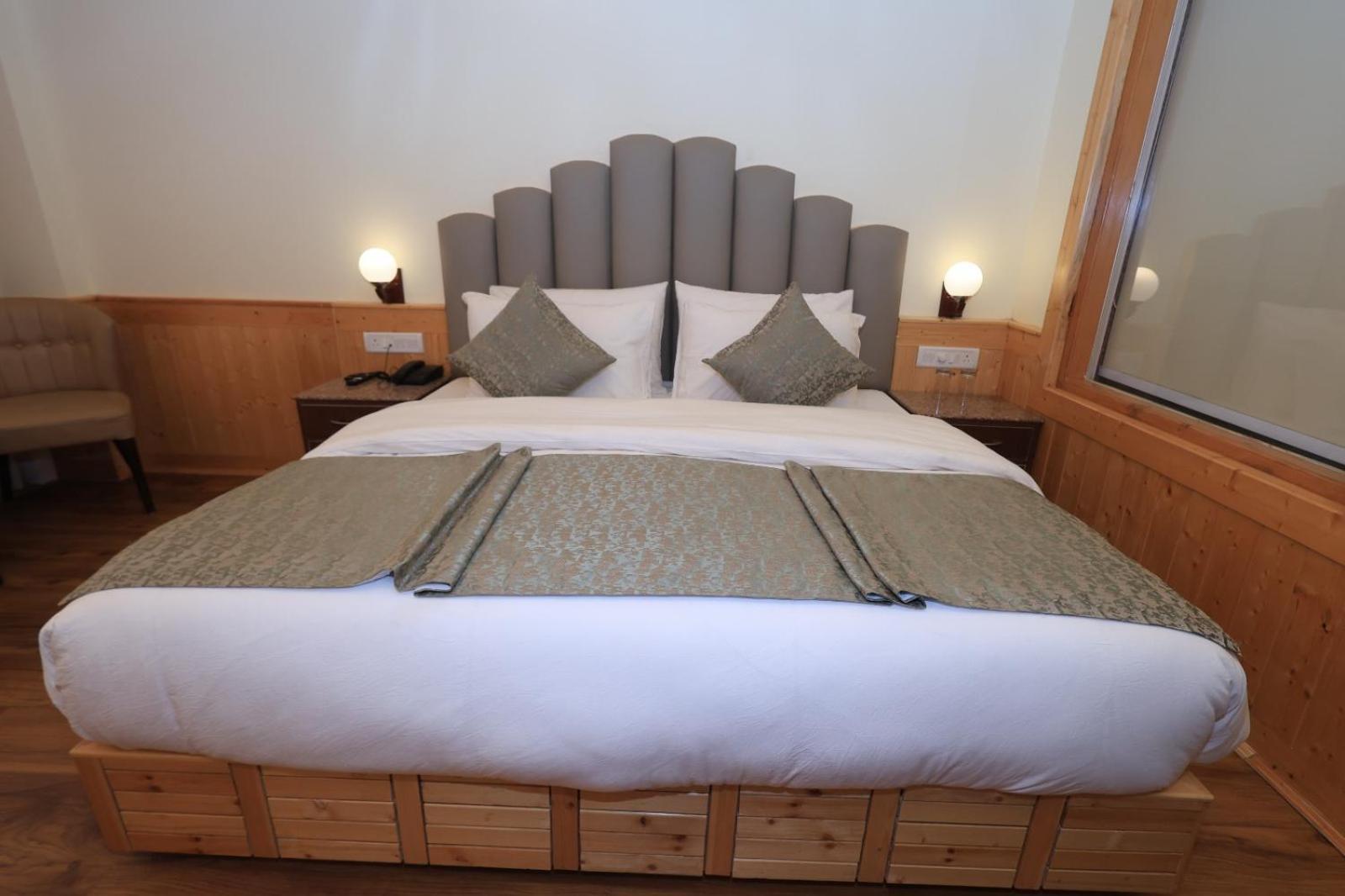 Calux Golden Woods Manali Hotel