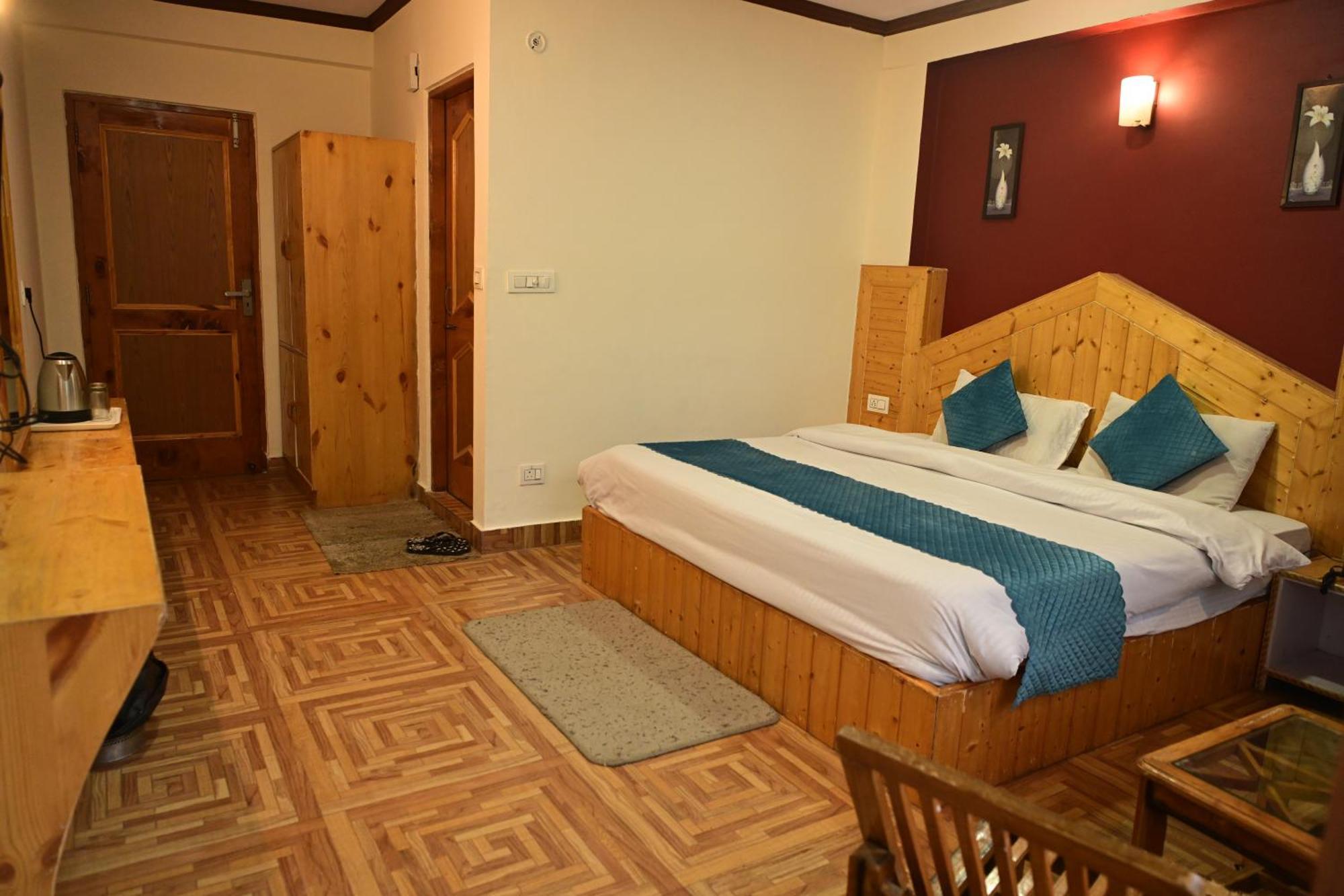 Krishana Cottage A Pure Veg !!!300 M From Hadimba Temple!!!Balcony Rooms!!!Veg Restaurant!!!Couple Friendly!!!Family Cottage!!! 2*