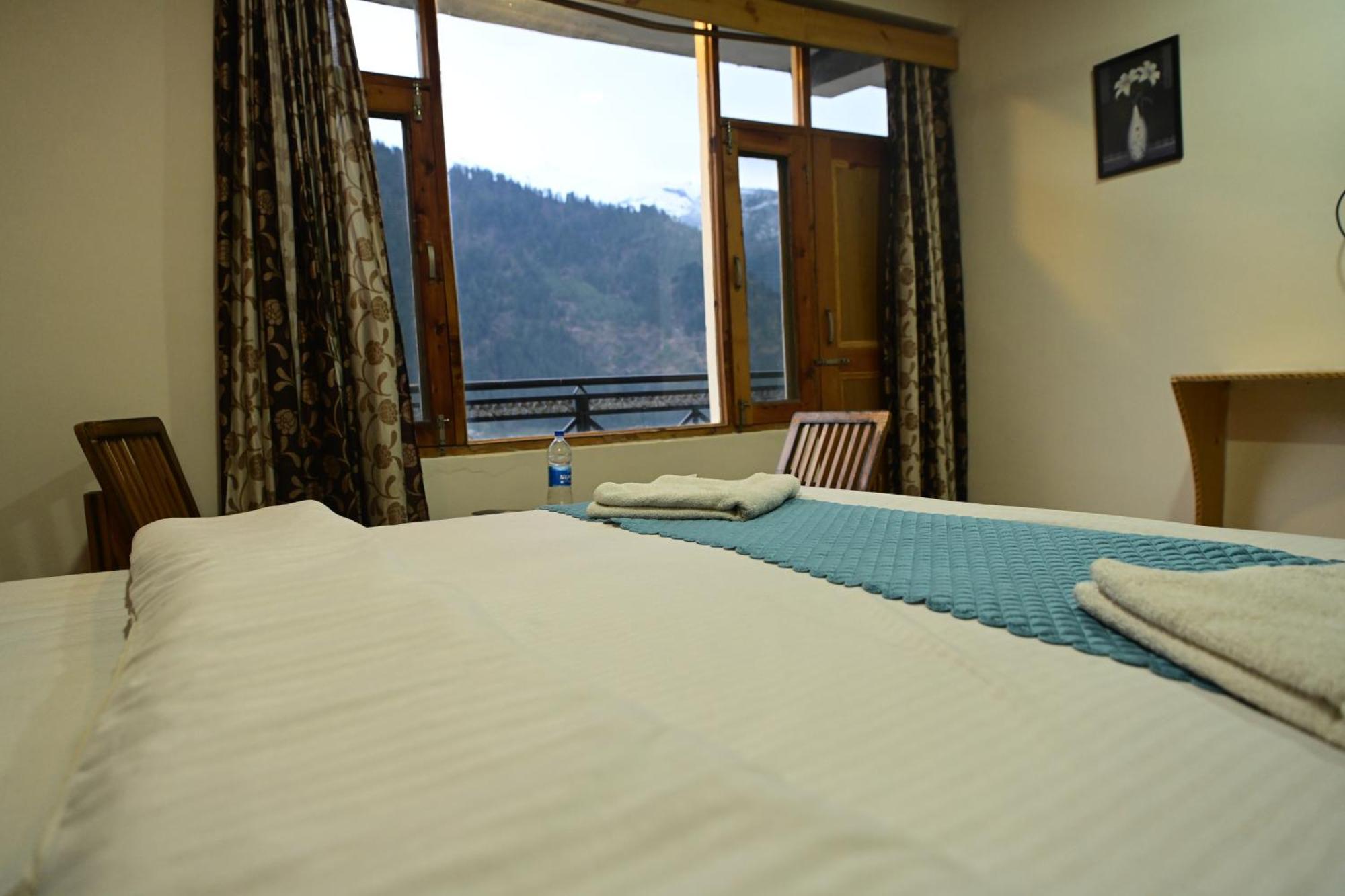 Krishana Cottage A Pure Veg !!!300 M From Hadimba Temple!!!Balcony Rooms!!!Veg Restaurant!!!Couple Friendly!!!Family Cottage!!! Hotel