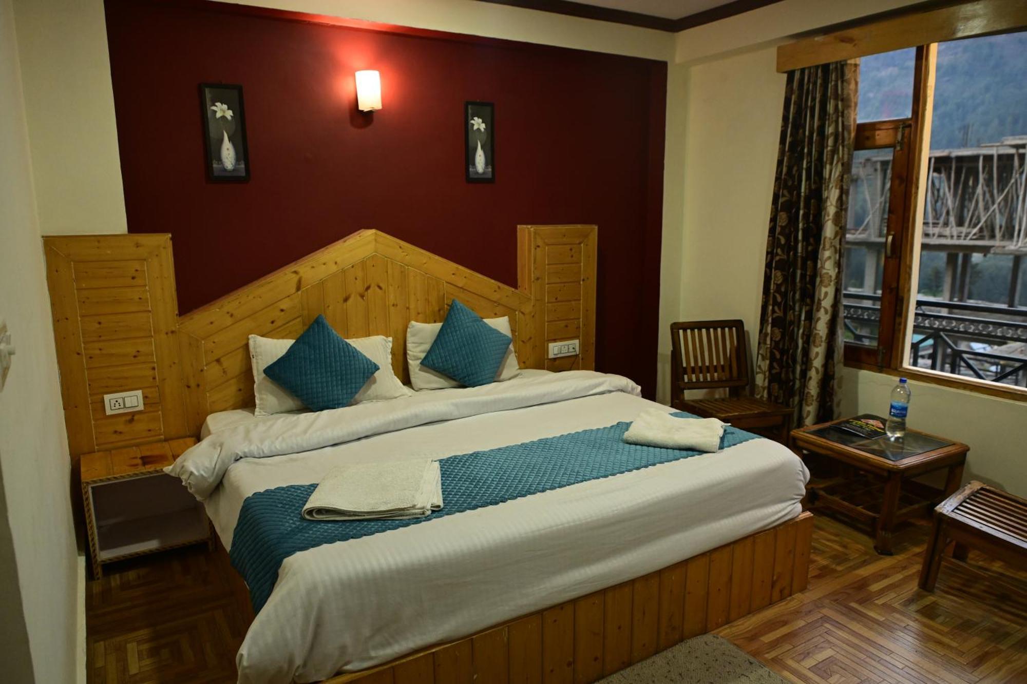 Krishana Cottage A Pure Veg !!!300 M From Hadimba Temple!!!Balcony Rooms!!!Veg Restaurant!!!Couple Friendly!!!Family Cottage!!! Manali (Himachal Pradesh)
