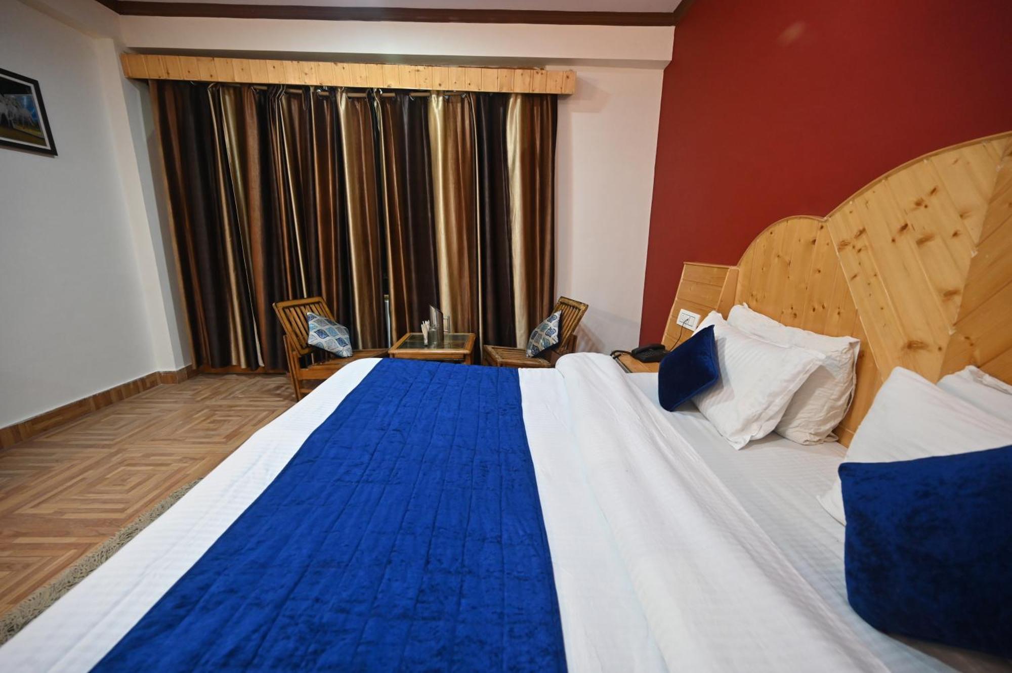 Krishana Cottage A Pure Veg !!!300 M From Hadimba Temple!!!Balcony Rooms!!!Veg Restaurant!!!Couple Friendly!!!Family Cottage!!!