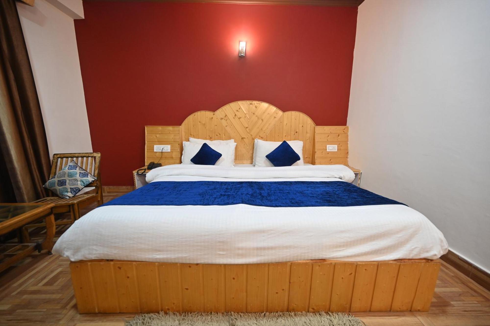 Krishana Cottage A Pure Veg !!!300 M From Hadimba Temple!!!Balcony Rooms!!!Veg Restaurant!!!Couple Friendly!!!Family Cottage!!! Manali (Himachal Pradesh)