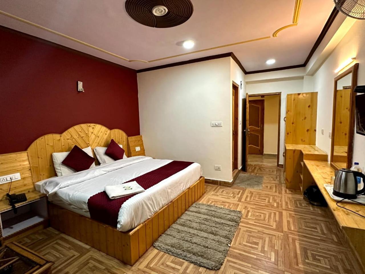Krishana Cottage A Pure Veg !!!300 M From Hadimba Temple!!!Balcony Rooms!!!Veg Restaurant!!!Couple Friendly!!!Family Cottage!!! Manali (Himachal Pradesh)