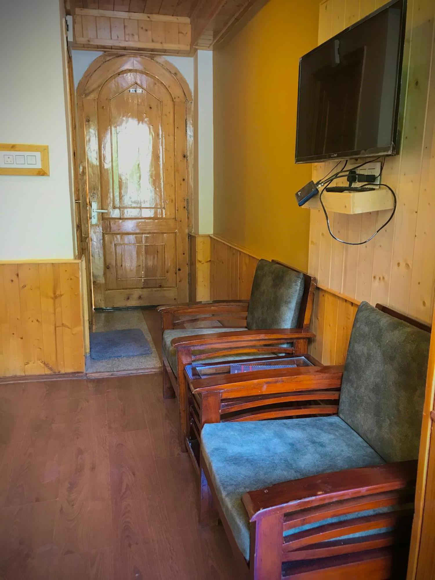 The Avenue , A River Side 3*