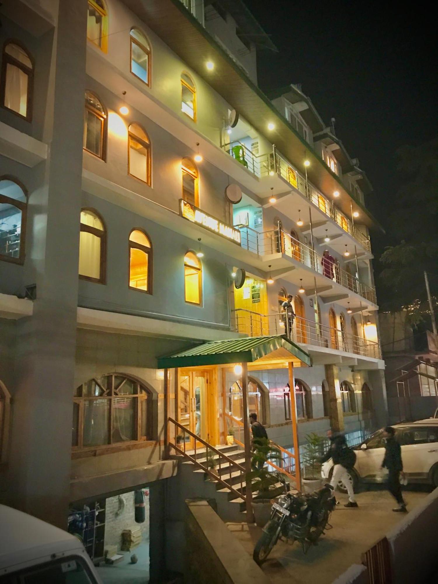 The Avenue , A River Side 3*