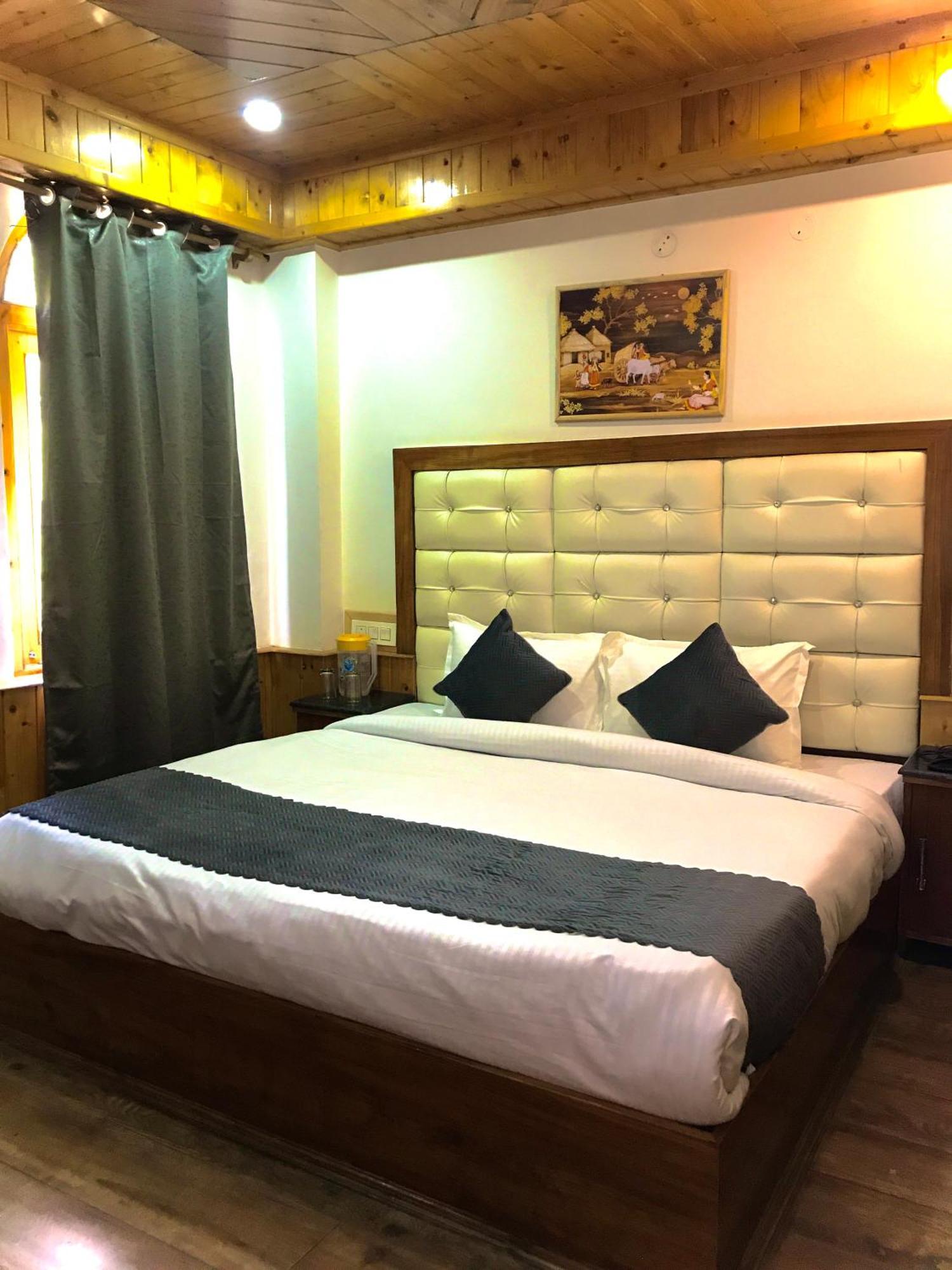 The Avenue , A River Side Hotel 3*