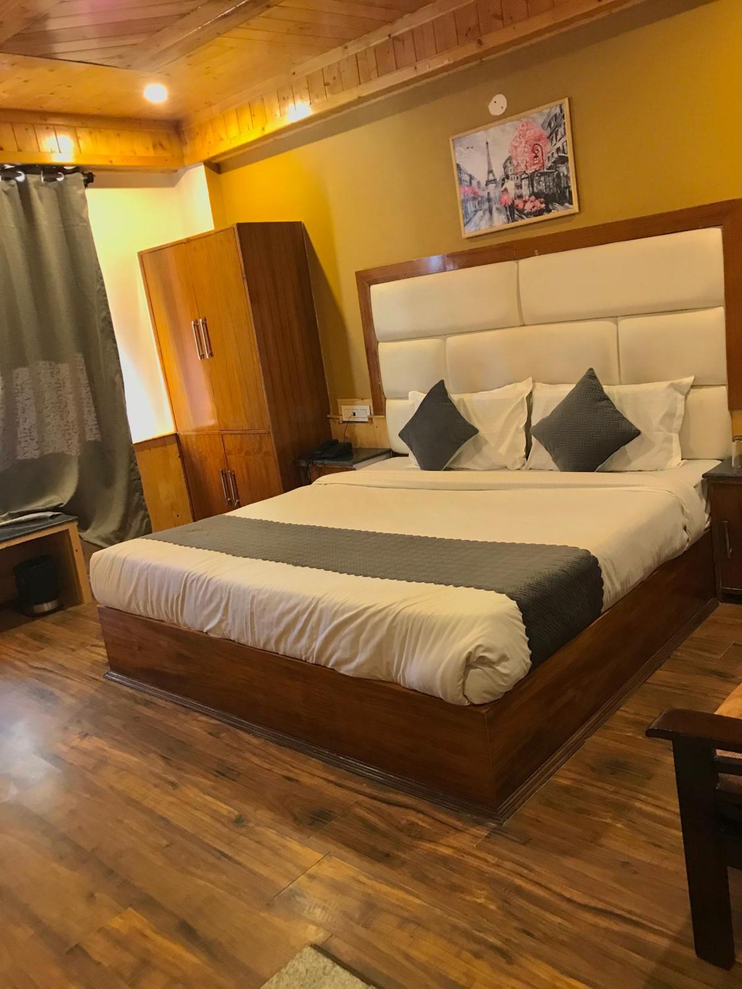 The Avenue , A River Side Hotel 3*
