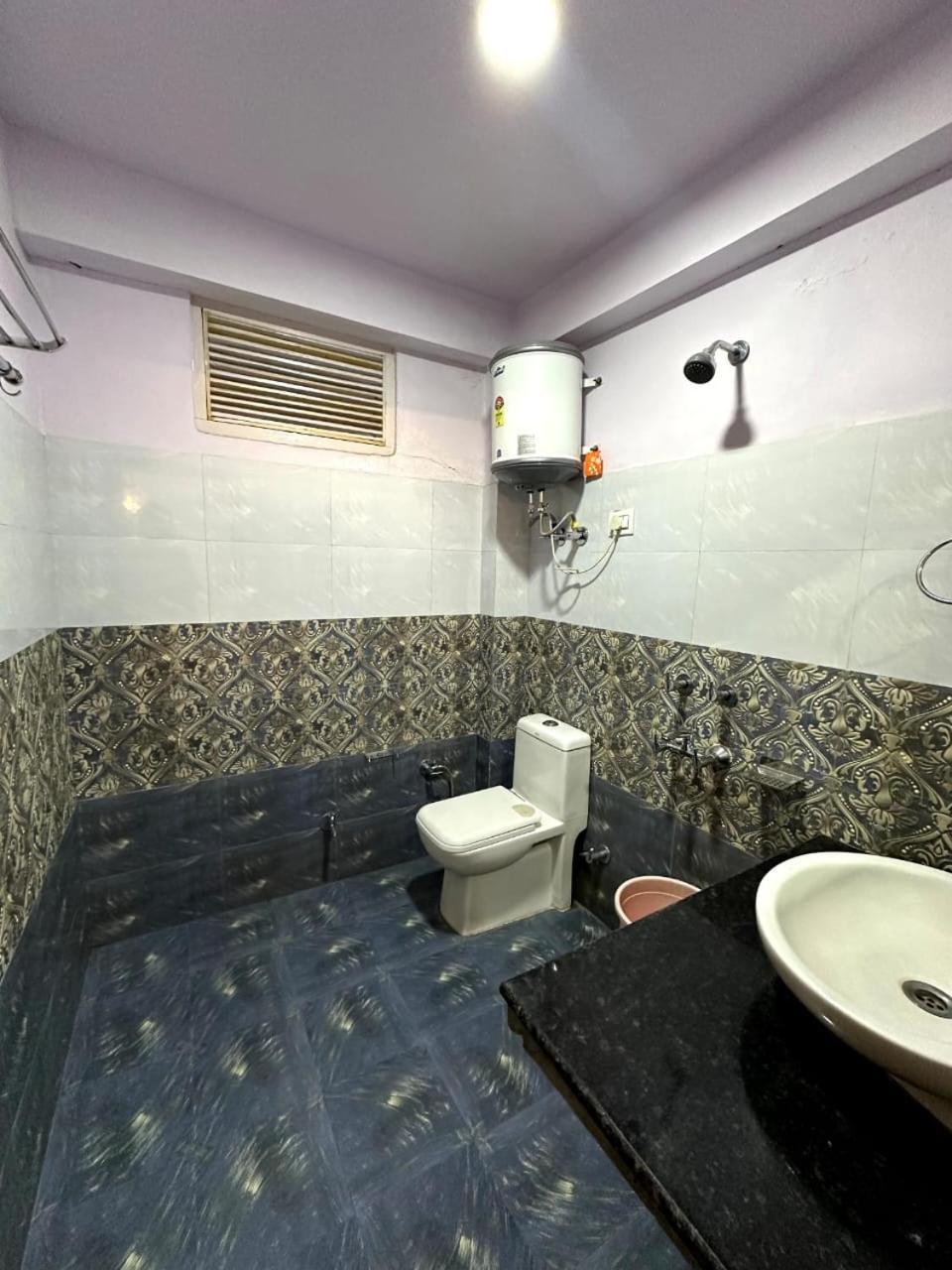 Krishana Cottage A Pure Veg !!!300 M From Hadimba Temple!!!Balcony Rooms!!!Veg Restaurant!!!Couple Friendly!!!Family Cottage!!! 2* Manali (Himachal Pradesh)