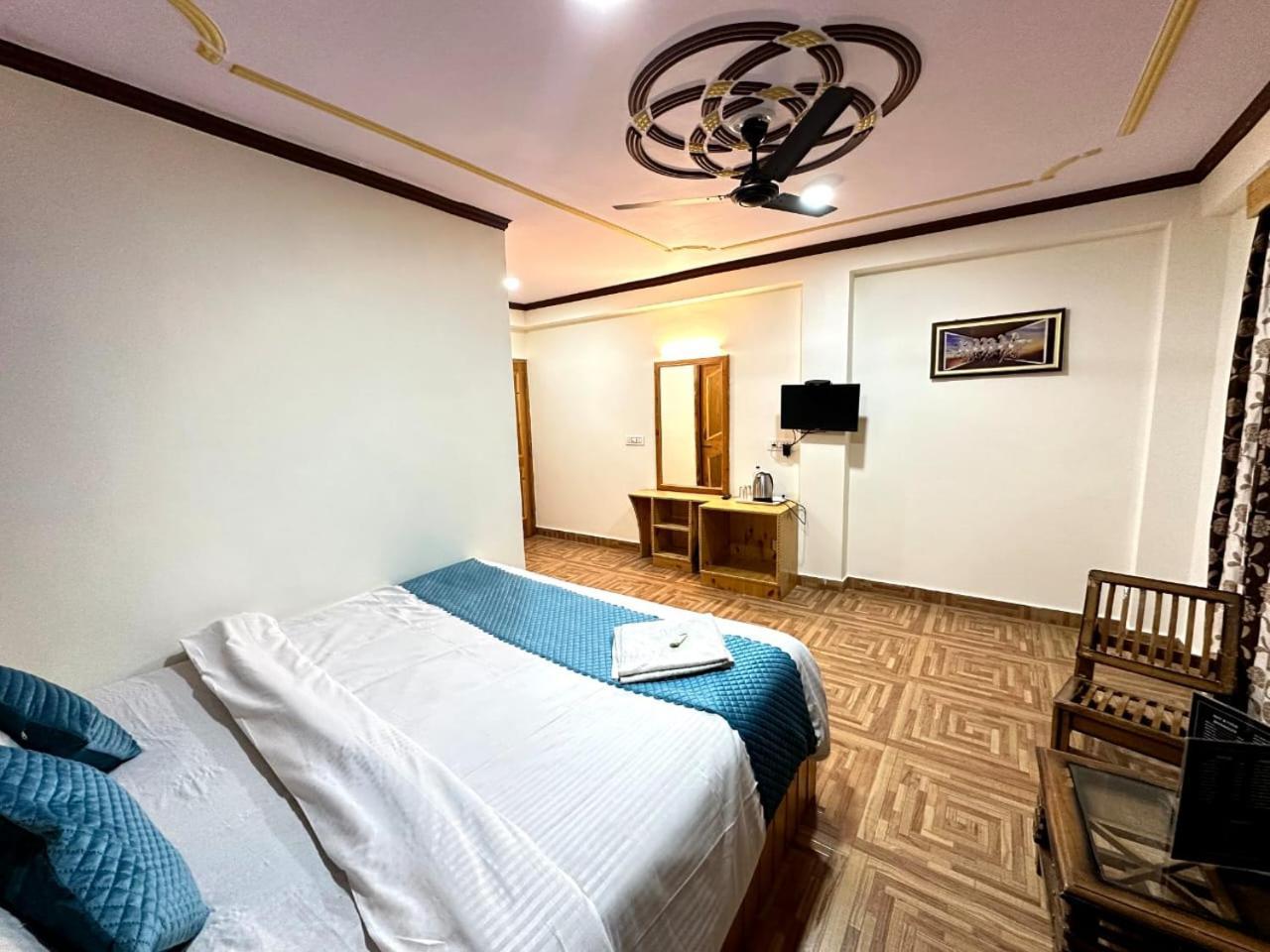 Krishana Cottage A Pure Veg !!!300 M From Hadimba Temple!!!Balcony Rooms!!!Veg Restaurant!!!Couple Friendly!!!Family Cottage!!! Hotel Manali (Himachal Pradesh)