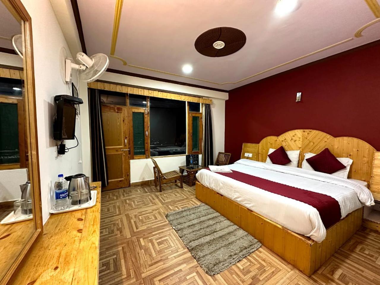 Hotel Krishana Cottage A Pure Veg !!!300 M From Hadimba Temple!!!Balcony Rooms!!!Veg Restaurant!!!Couple Friendly!!!Family Cottage!!! 2*