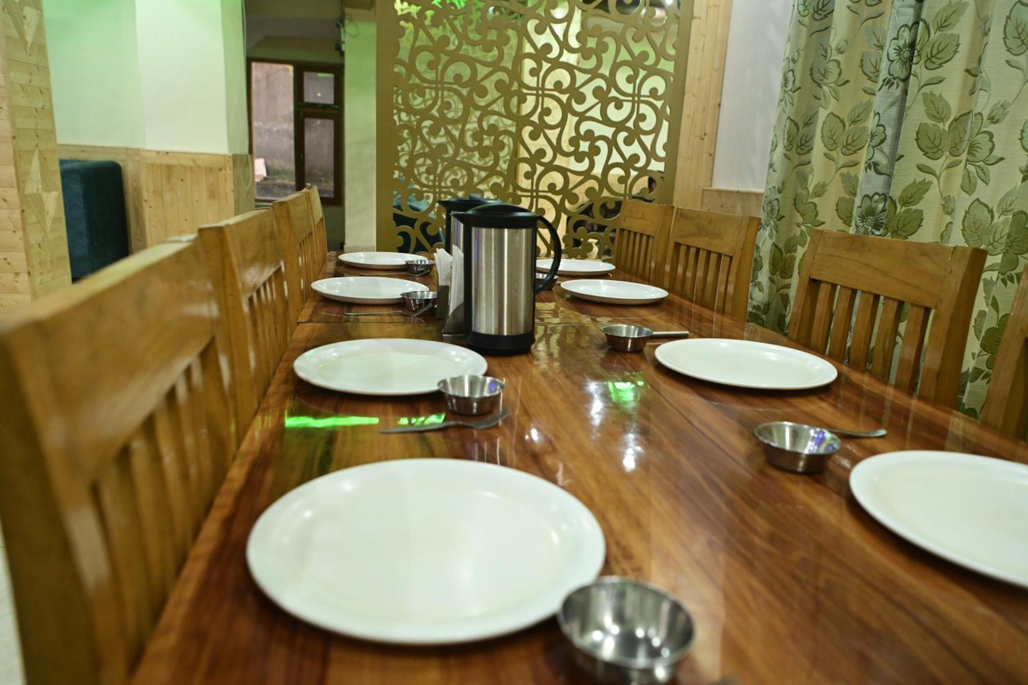 Hotel Valley Of Sublime!!! Nirvana Hills!!! A Family With Roof Lounge And Restaurants *