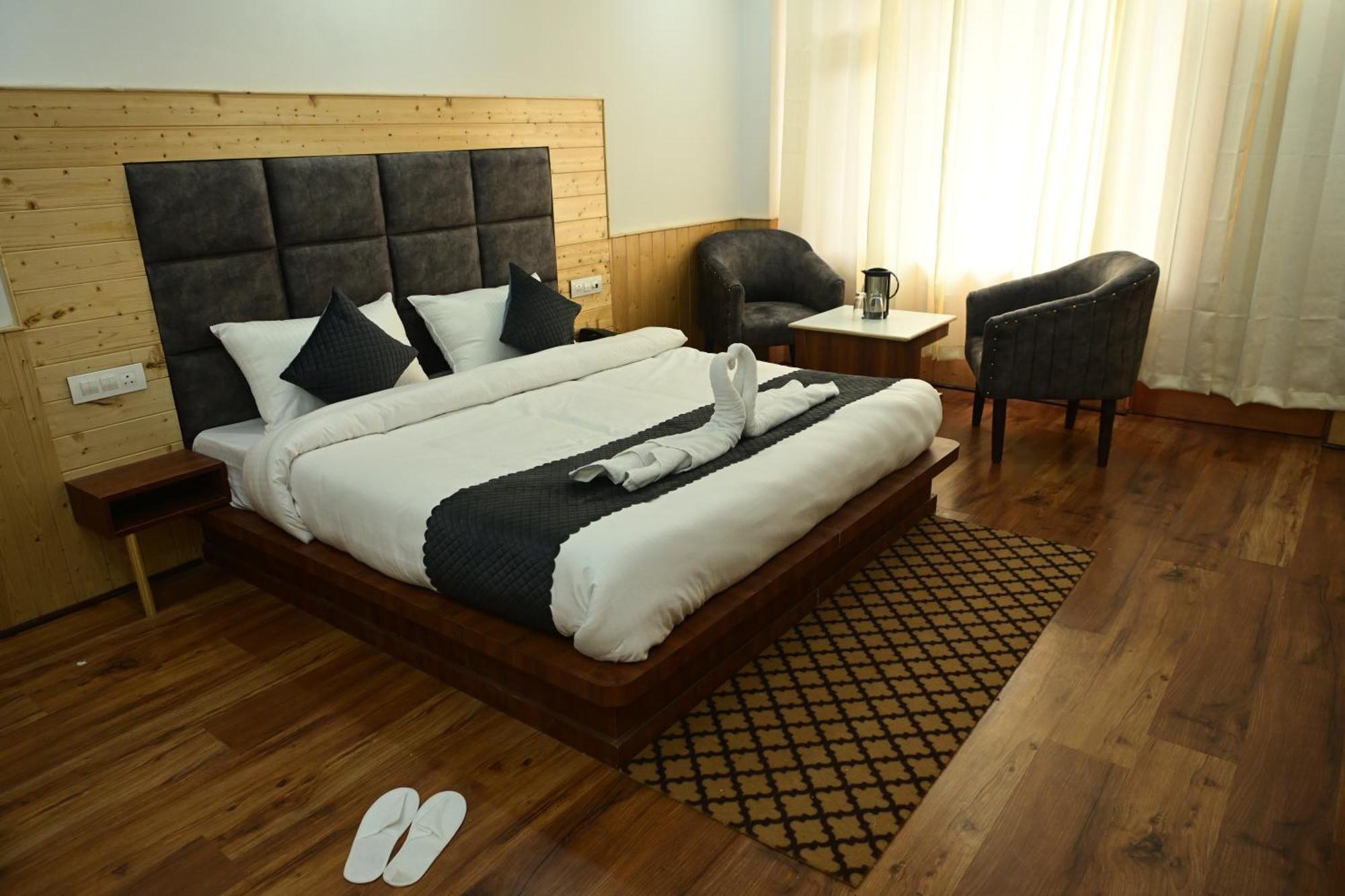 Valley Of Sublime!!! Nirvana Hills!!! A Family With Roof Lounge And Restaurants Hotel
