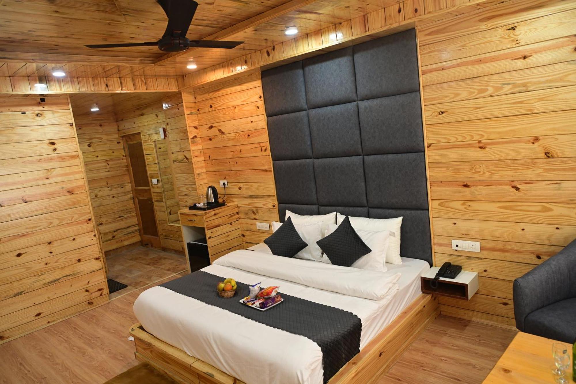Valley Of Sublime!!! Nirvana Hills!!! A Family With Roof Lounge And Restaurants Hotel *