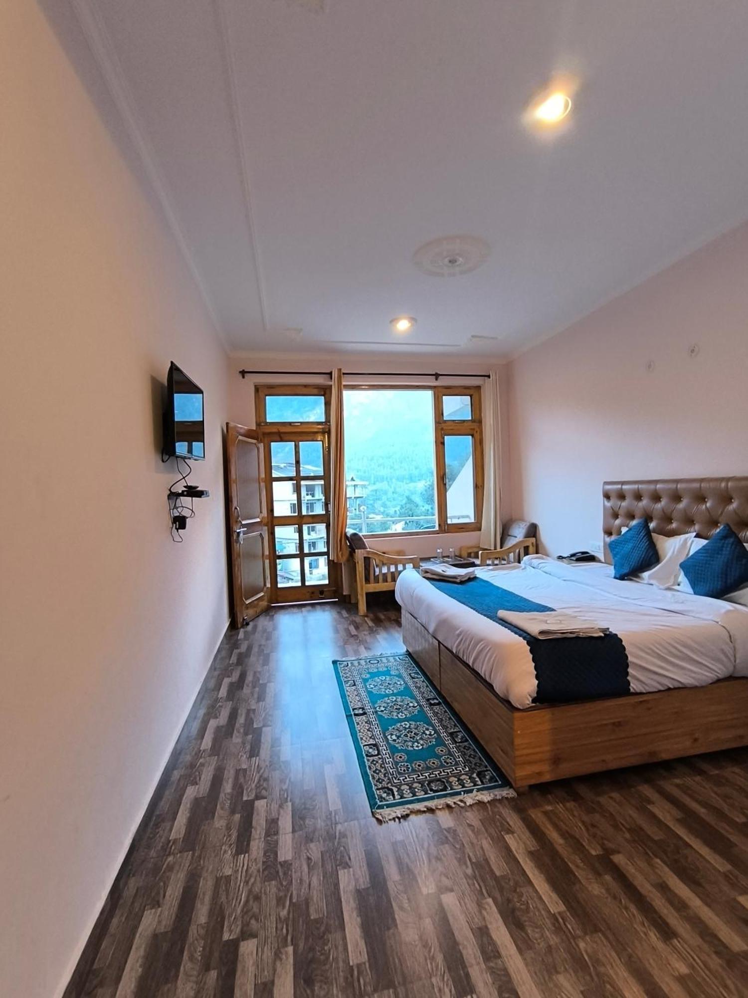 Valley Of Sublime!!! Nirvana Hills!!! A Family With Roof Lounge And Restaurants
