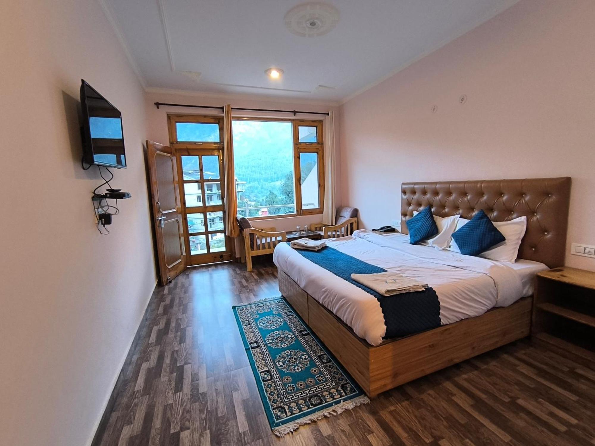 Valley Of Sublime!!! Nirvana Hills!!! A Family With Roof Lounge And Restaurants Hotel