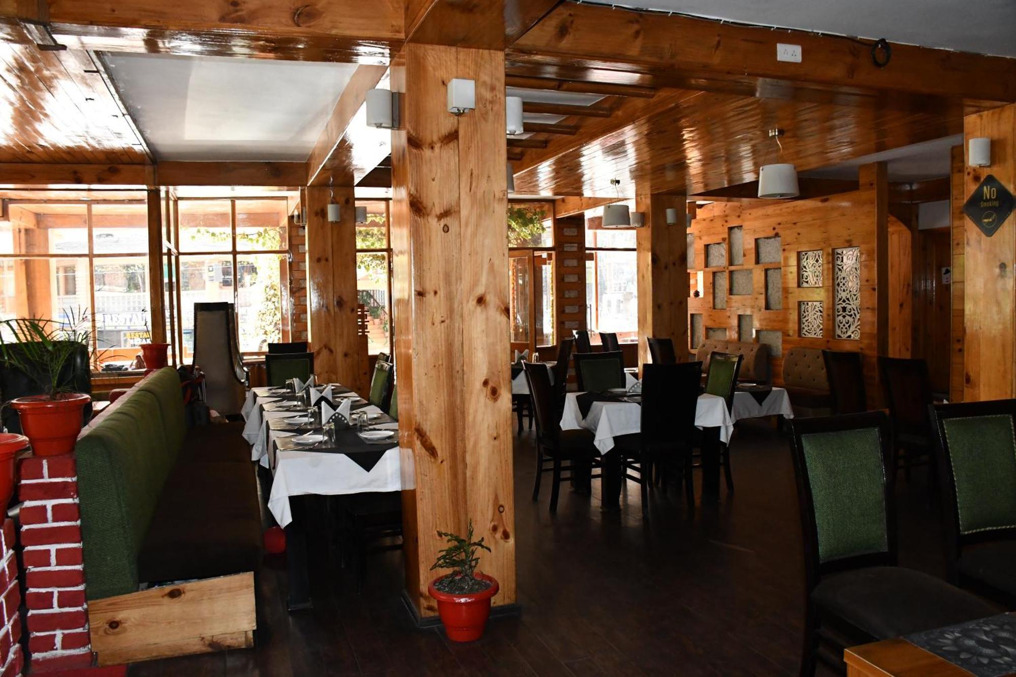 The Whispering And Bar Hotel