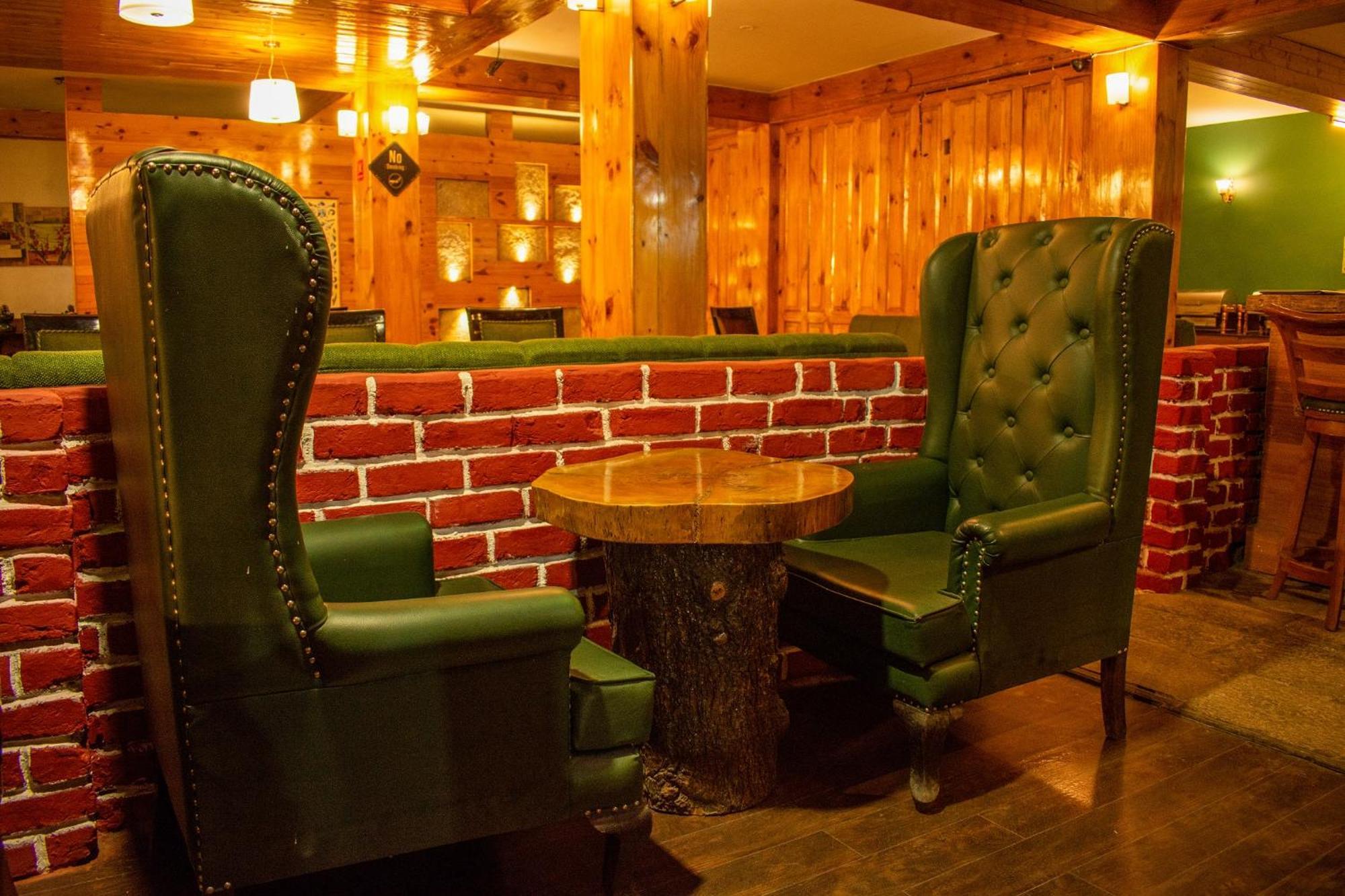 The Whispering And Bar Hotel