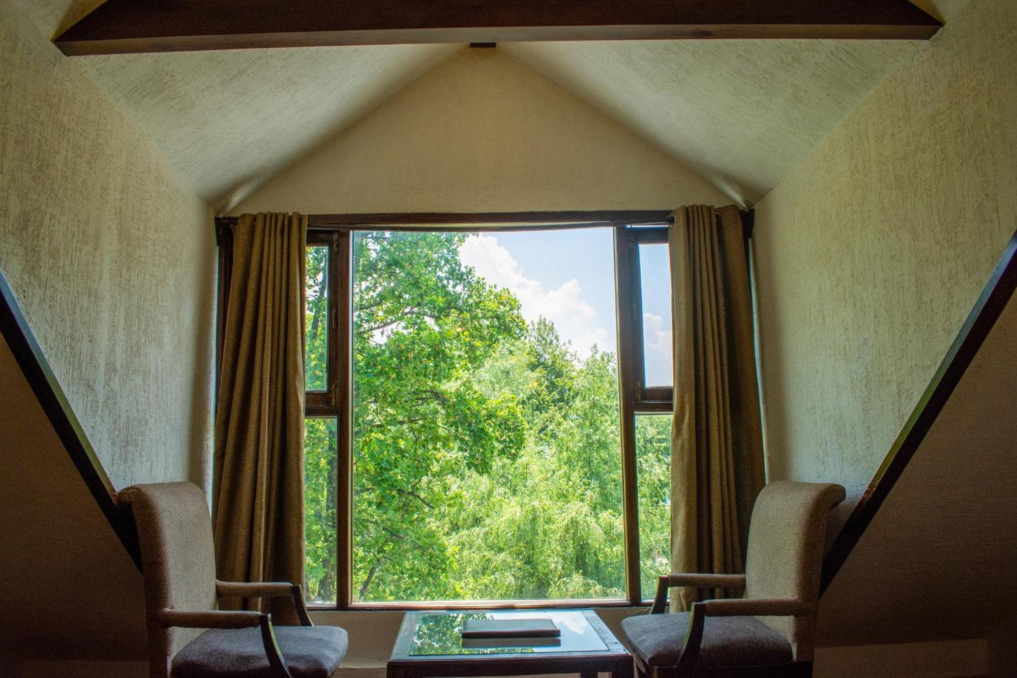 The Whispering And Bar Hotel Manali (Himachal Pradesh)