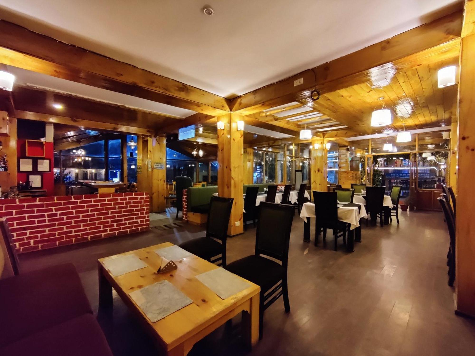 The Whispering And Bar 3*