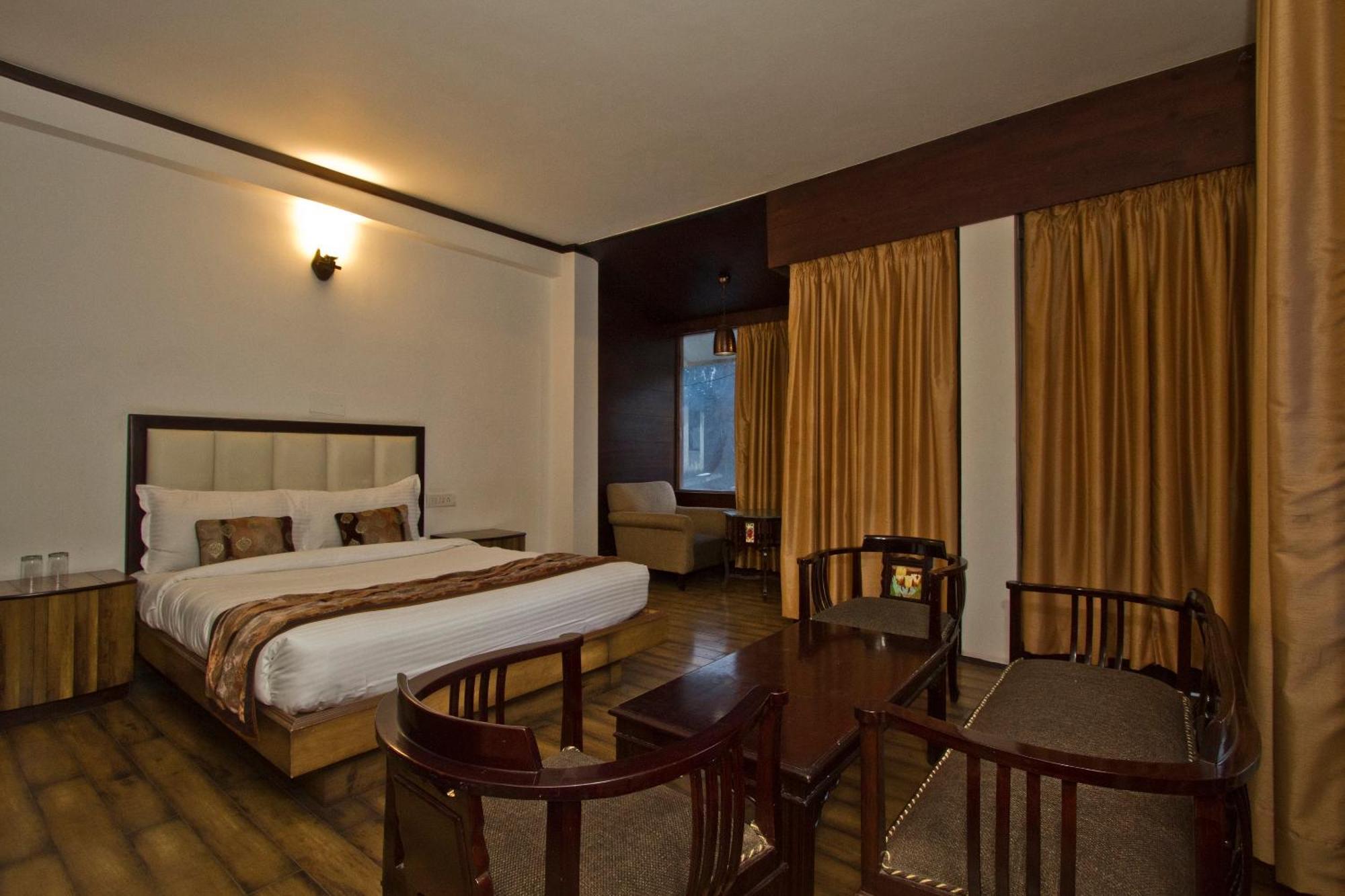 Hotel The Whispering And Bar