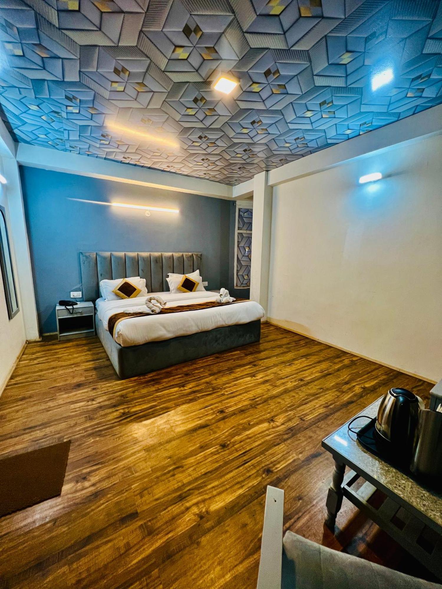 Hotel X By -#mountain View #river View #near Volvo Bus Stand # Link Way 3*