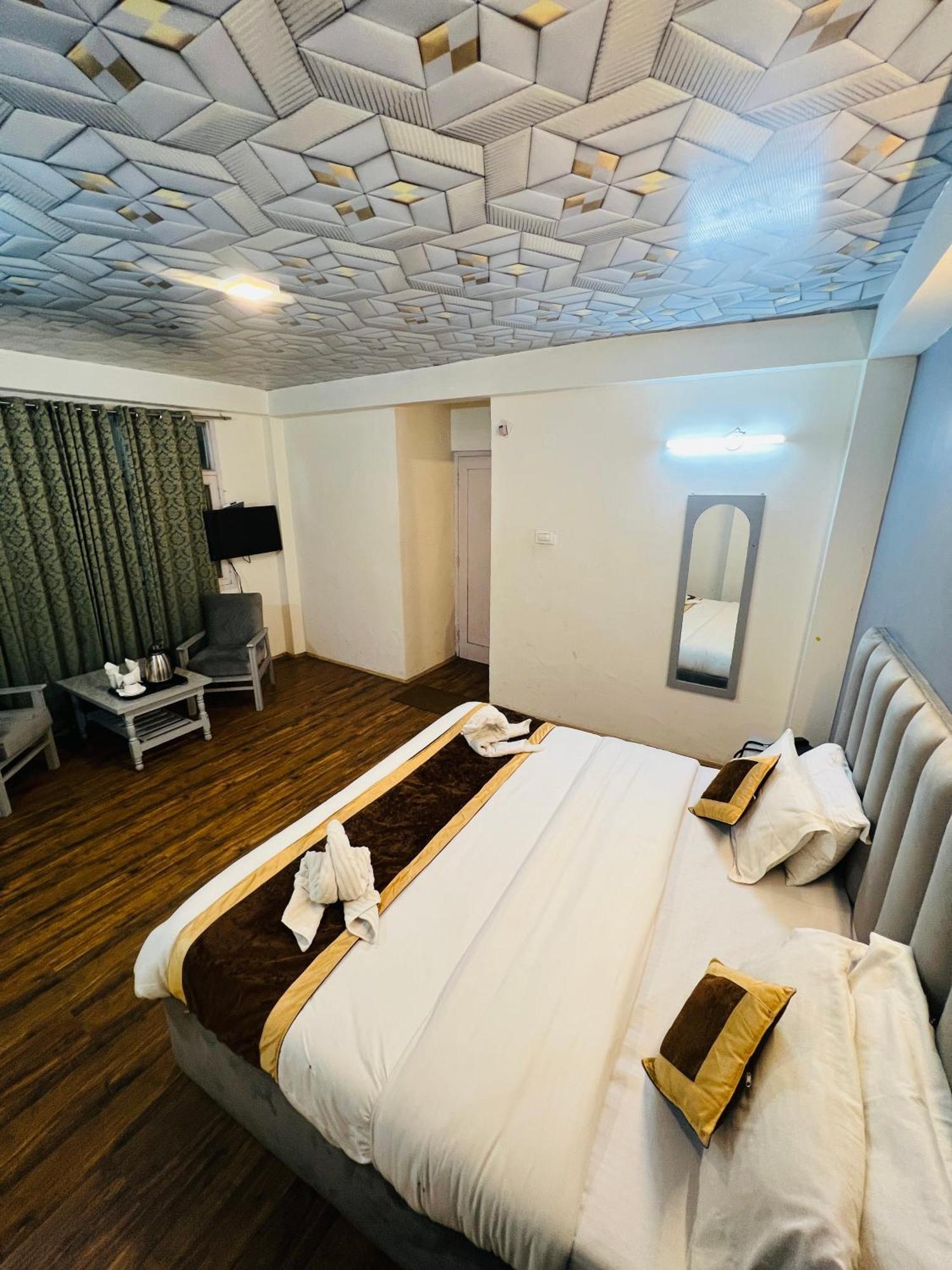 X By -#mountain View #river View #near Volvo Bus Stand # Link Way Hotel Manali (Himachal Pradesh)