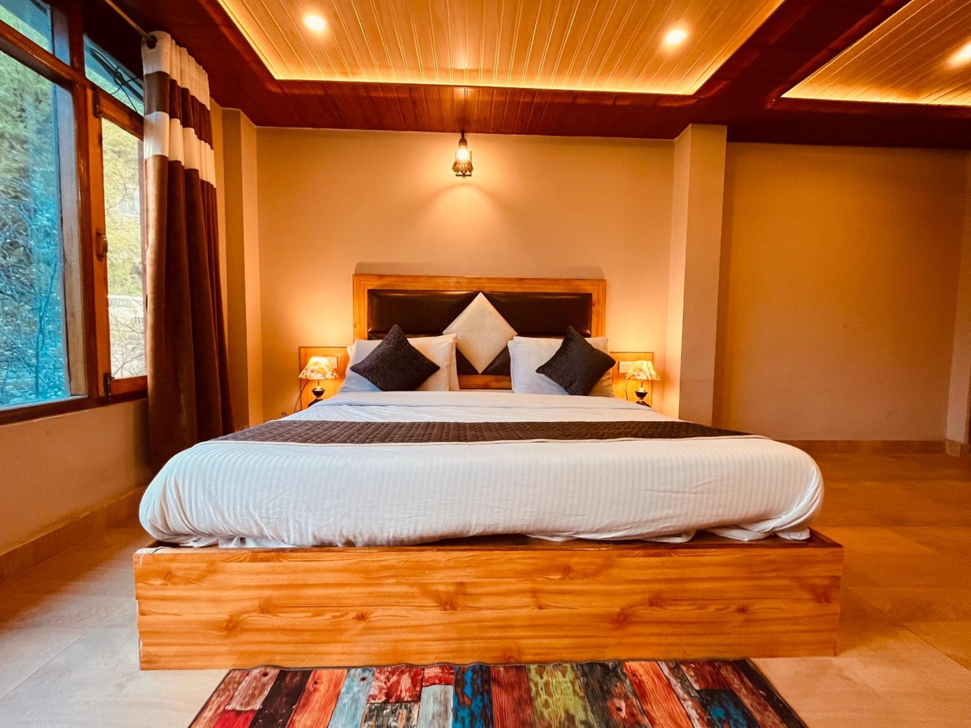 Hotel The Sana Luxury Stay, Manali (Himachal Pradesh)