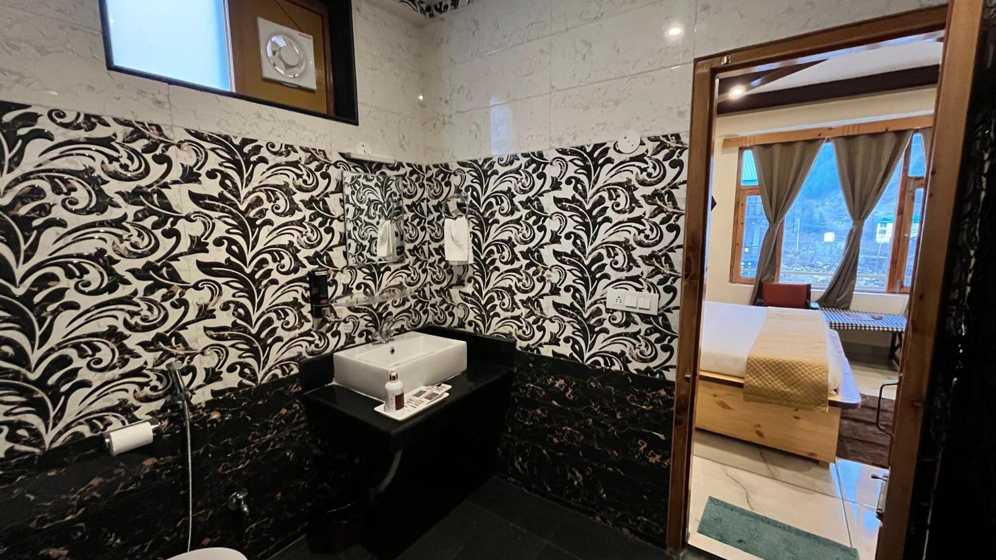 Wander Thrives Hotel Manali (Himachal Pradesh)